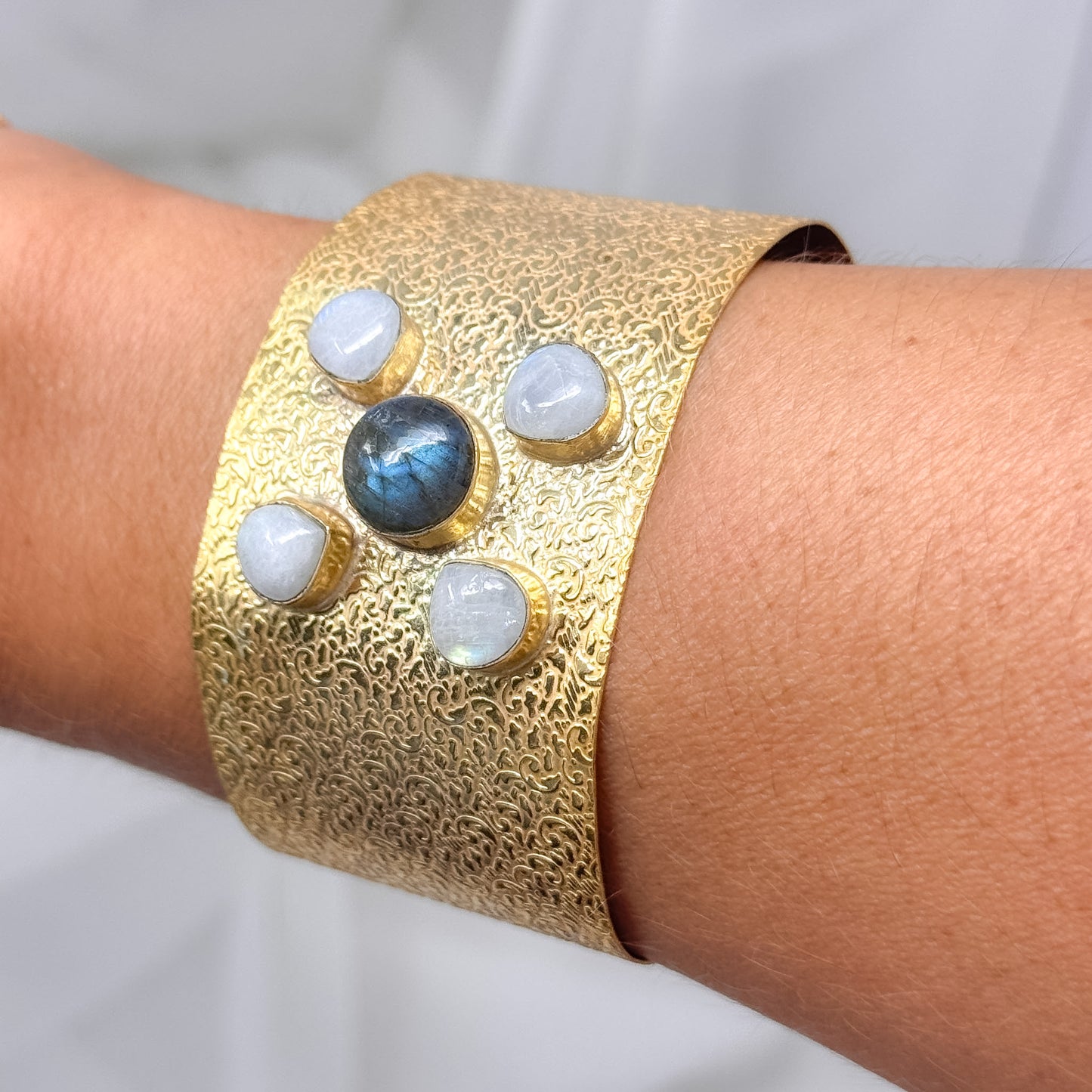Bracciale rigido inciso fiore con pietre dure - Lumiere Bijoux