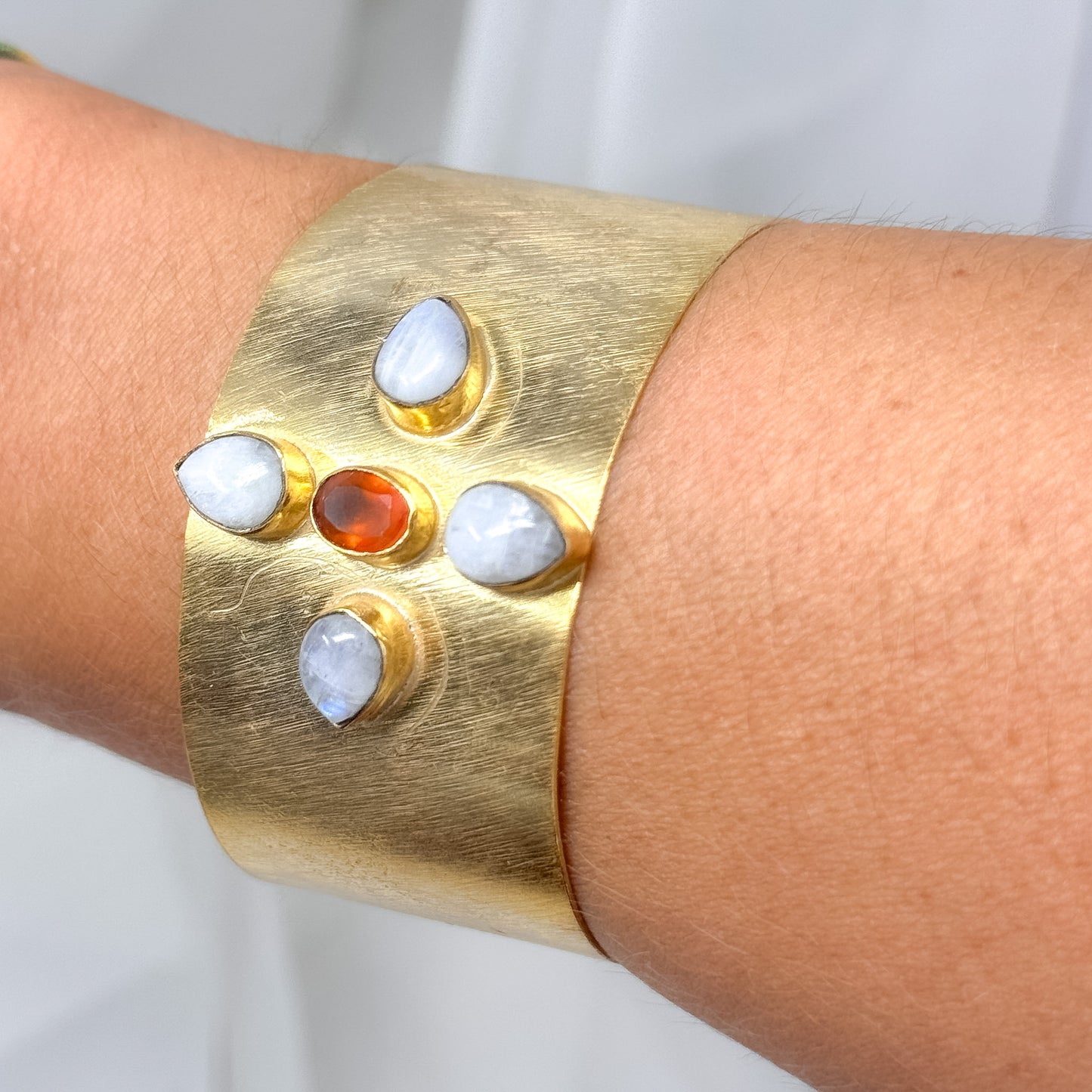 Bracciale rigido inciso fiore con pietre dure - Lumiere Bijoux