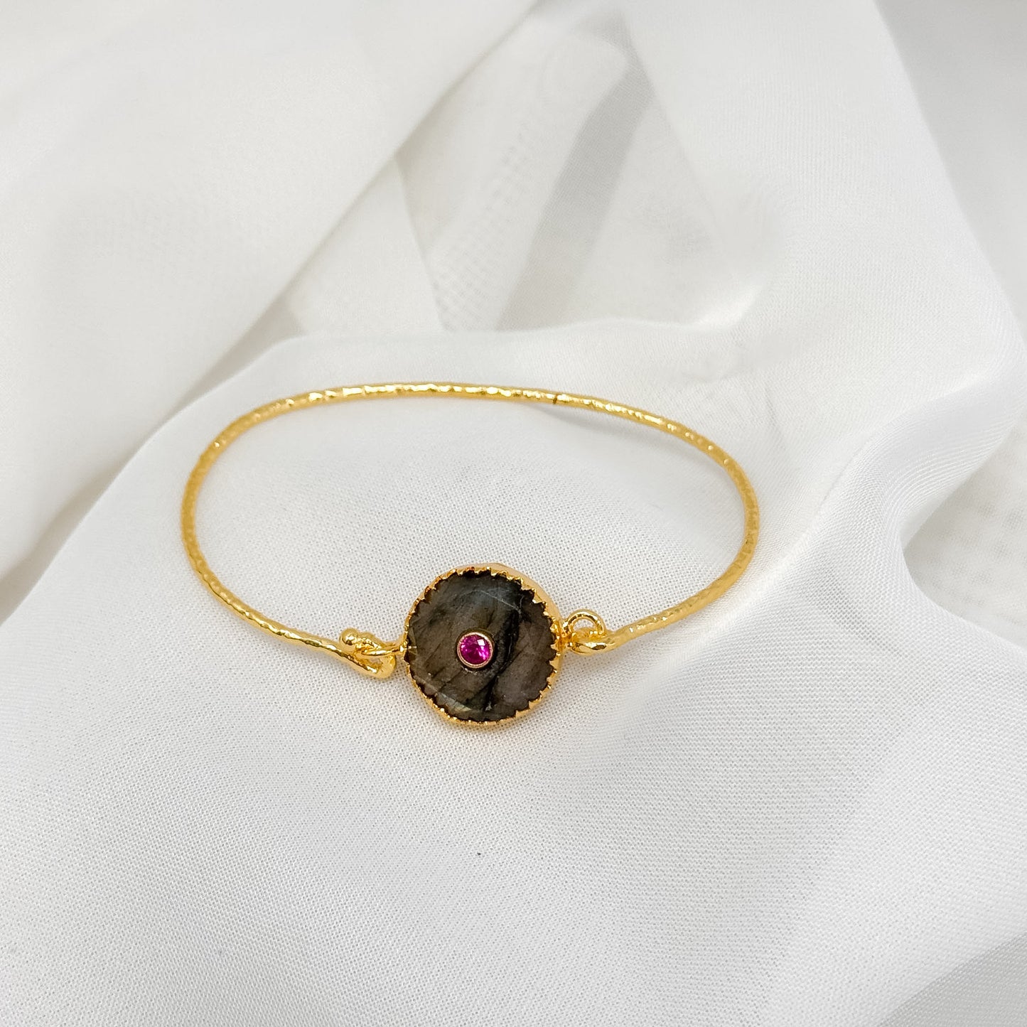 Bracciale semirigido con labradorite e centro zircone fuxia - Lumiere Bijoux