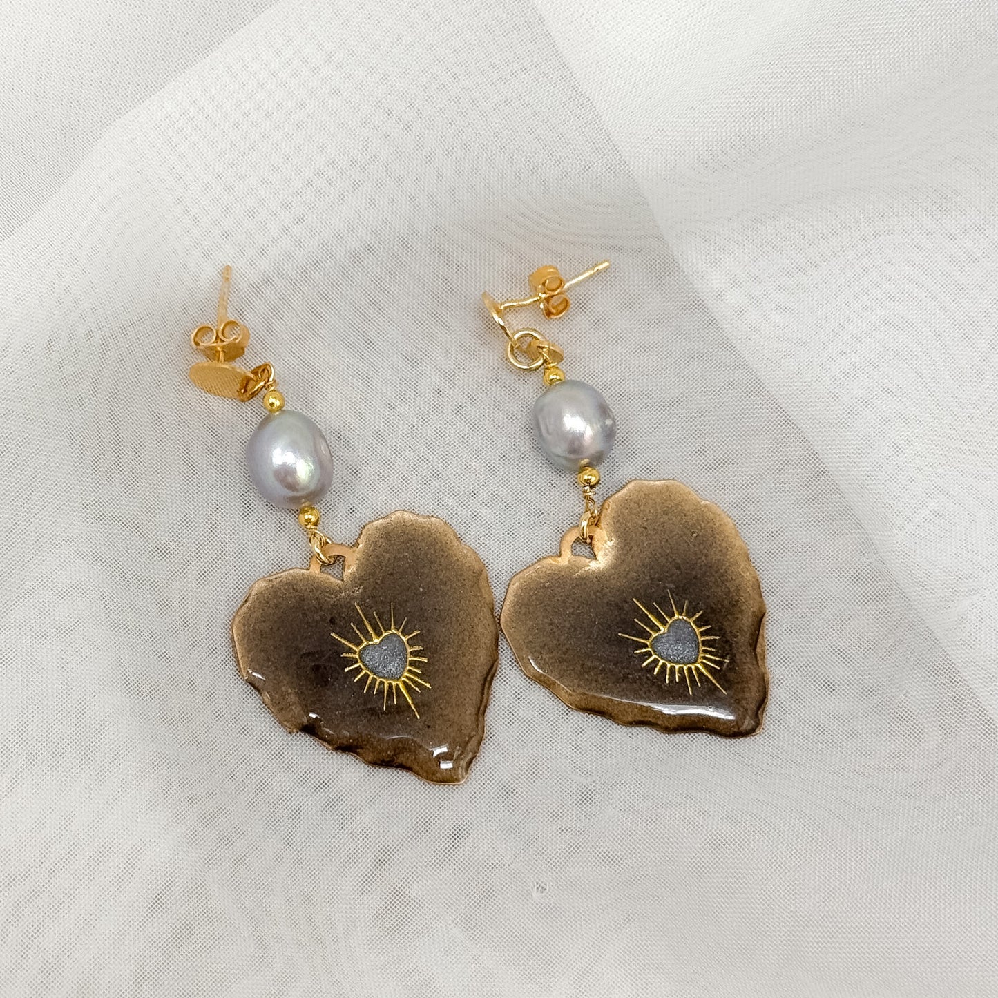 Orecchini pendenti con cuore smaltato antracite e perla grigia - Lumiere Bijoux