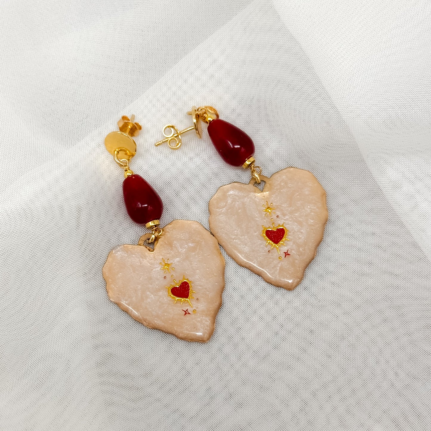 Orecchini pendenti con cuore smaltato cipria e pietra goccia bordeaux - Lumiere Bijoux
