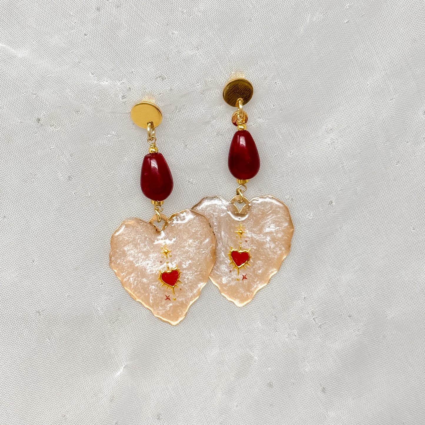 Orecchini pendenti con cuore smaltato cipria e pietra goccia bordeaux - Lumiere Bijoux