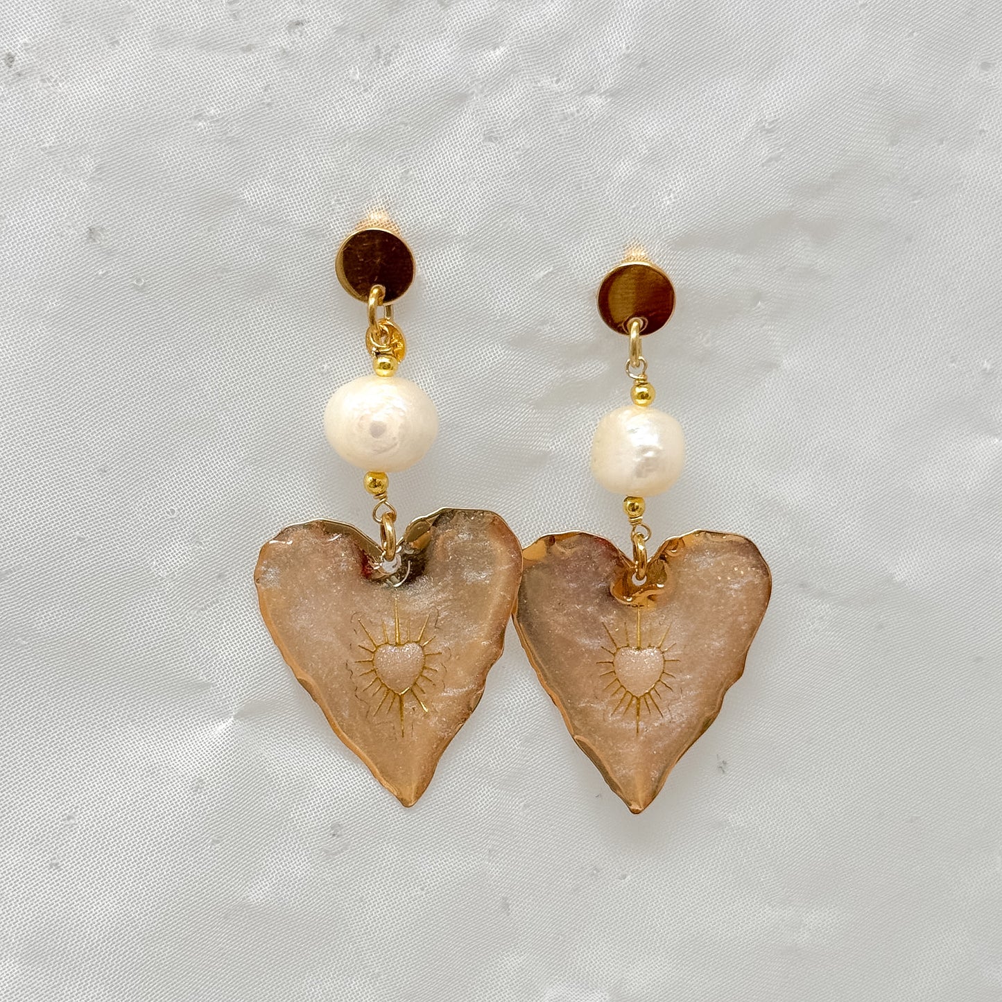 Orecchini pendenti con cuore smaltato madreperla e perla bianca - Lumiere Bijoux