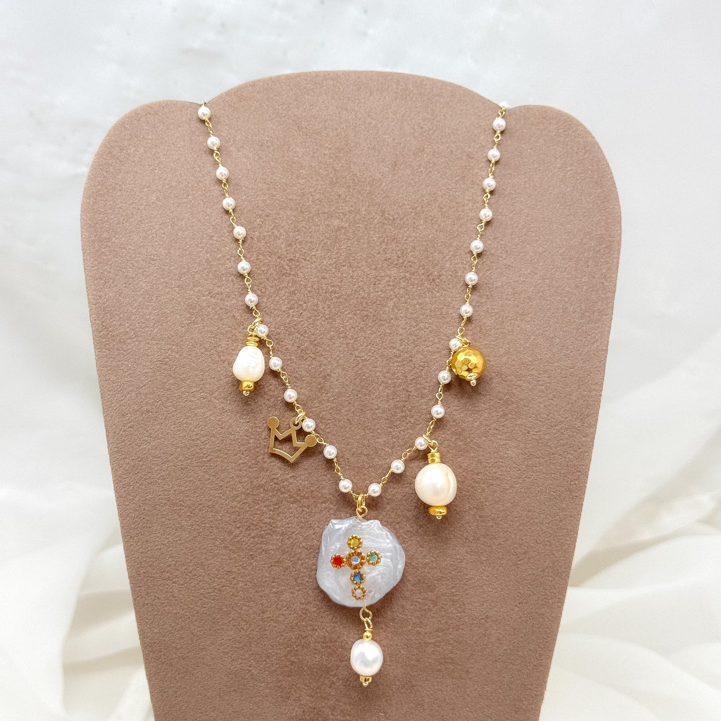 Collana catena rosario con perle e charmes con croce colorata 38cm - Lumiere Bijoux