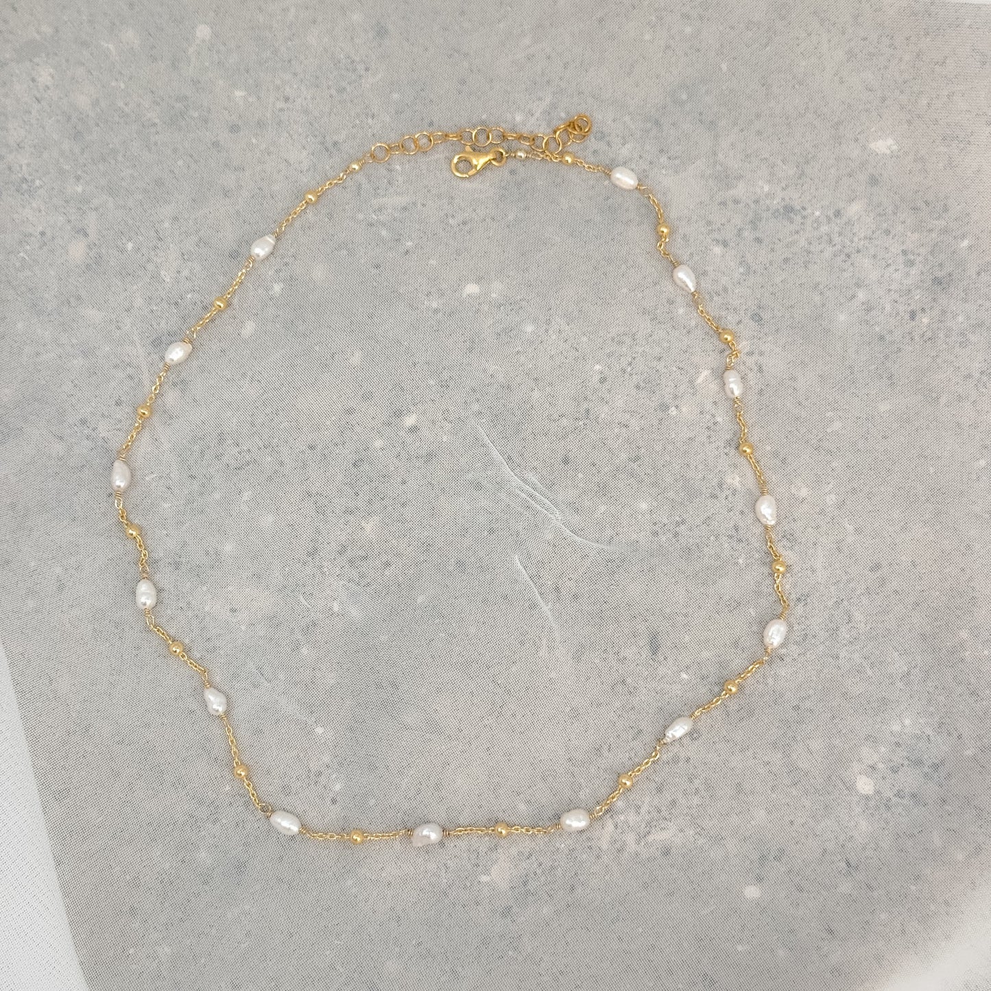 Collana micro perle risino irregolari bianche alternate a sfere rose cm 33 - Lumiere Bijoux