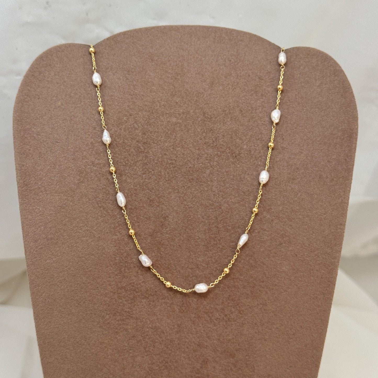 Collana micro perle risino irregolari bianche alternate a sfere rose cm 33 - Lumiere Bijoux