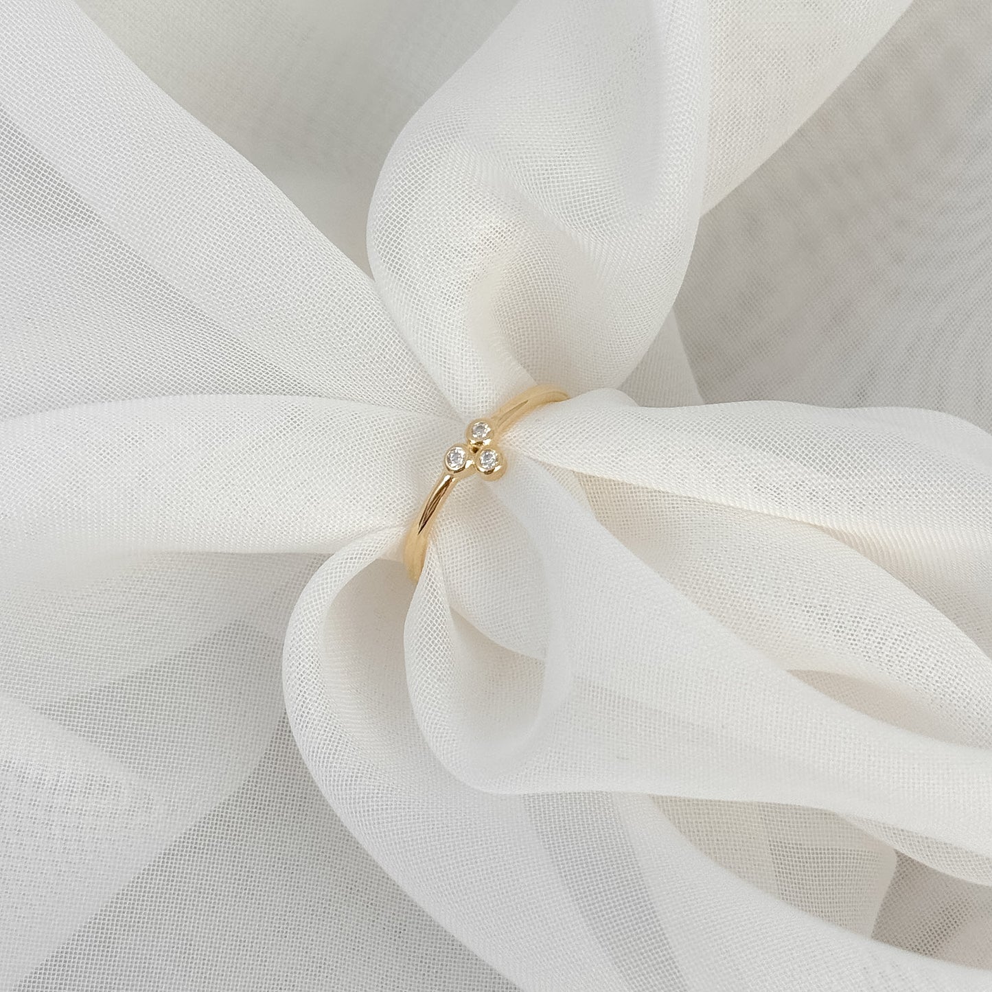 Anello fedina a misura tris zirconi argento galvanica oro giallo. - Lumiere Bijoux
