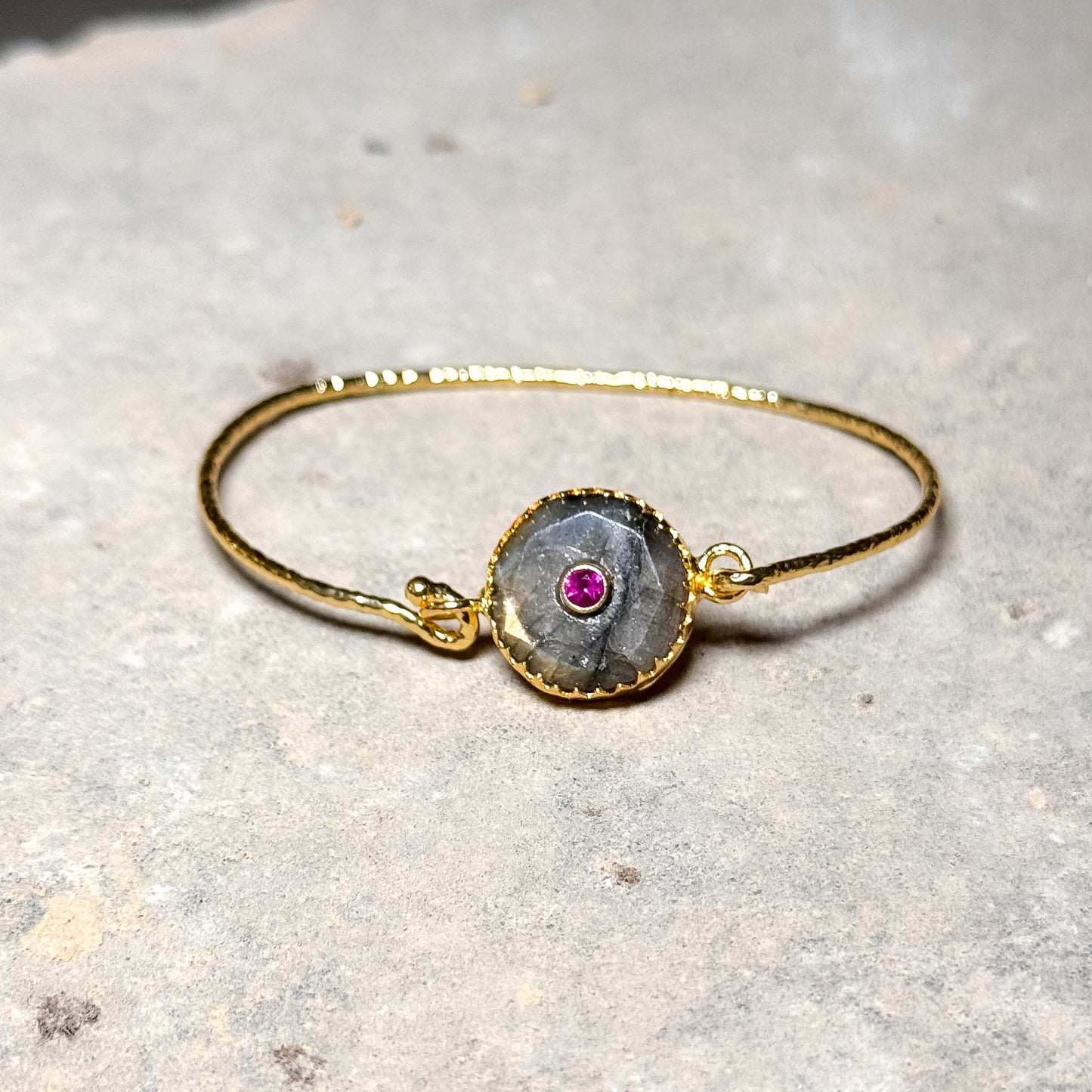 Bracciale semirigido con labradorite e centro zircone fuxia - Lumiere Bijoux