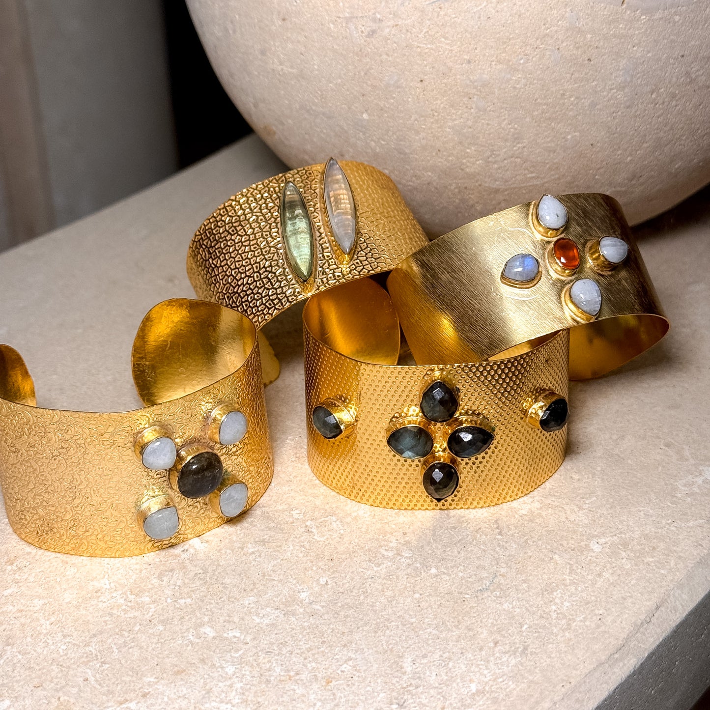 Bracciale rigido inciso fiore con pietre dure - Lumiere Bijoux