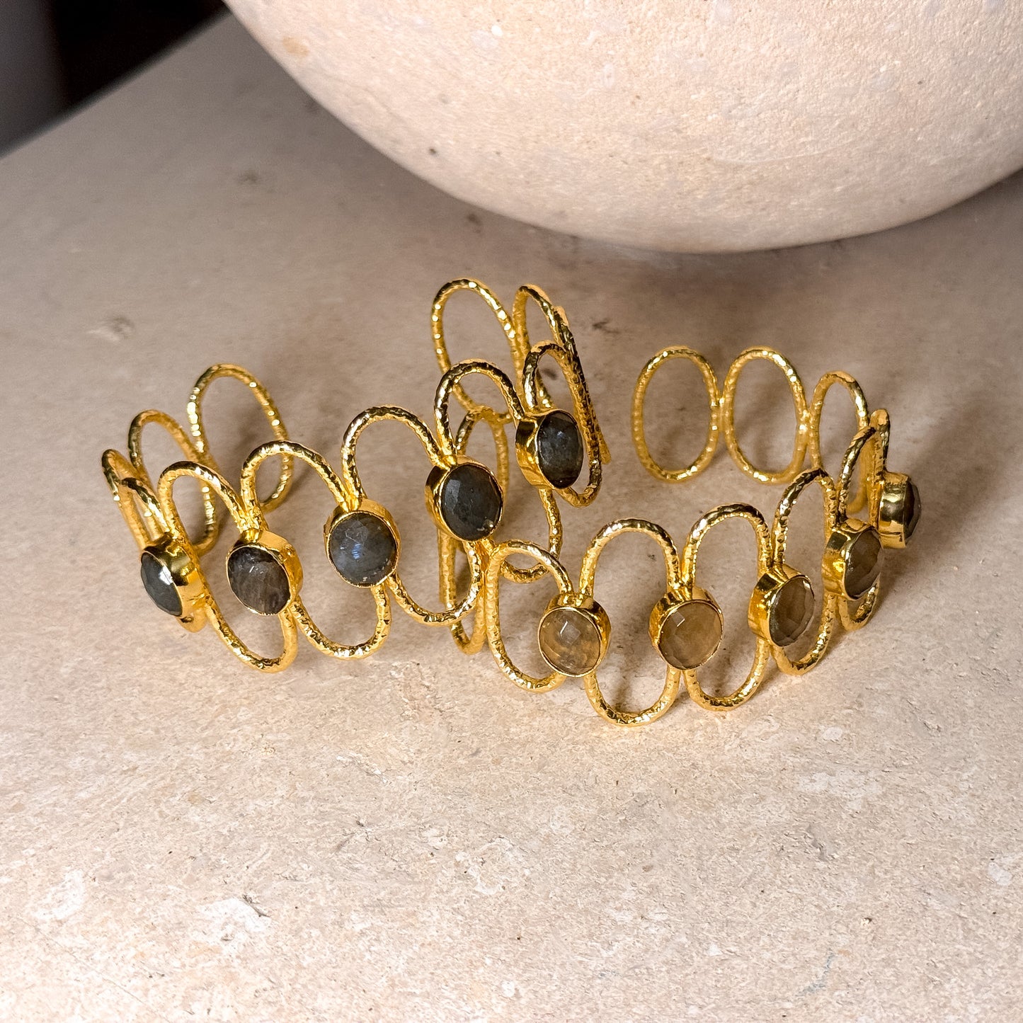 Bracciale rigido onda con ladradorite o pietra di luna - Lumiere Bijoux