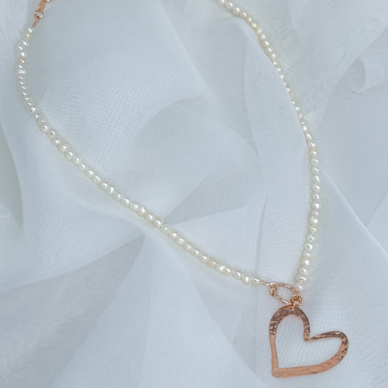 Collana cm 40 perle tonde bianche irregolari con cuore Corazon