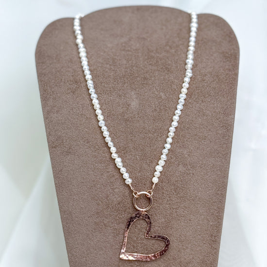 Collana cm 40 perle tonde bianche irregolari con cuore Corazon