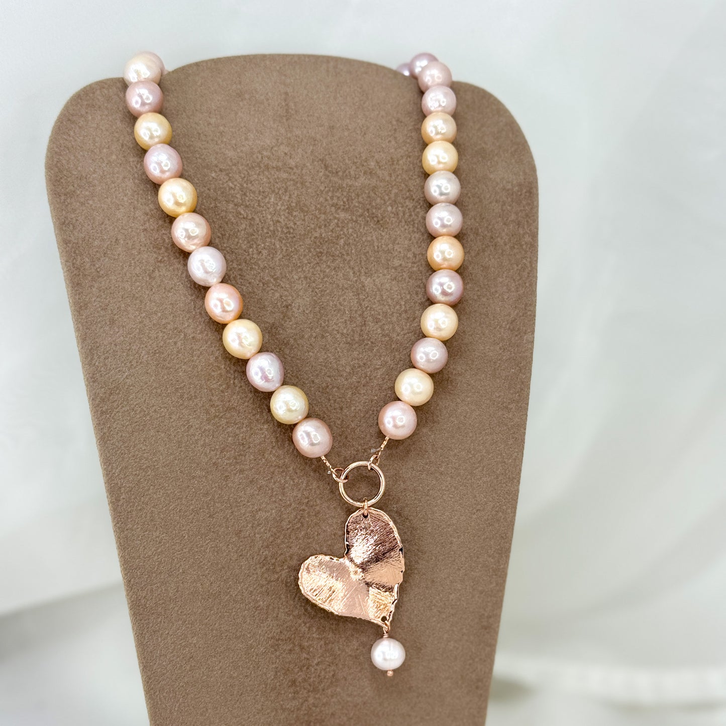 Collana perle di burro cm 40 con perle tonde rosa e lilla con cuore foglia graffiato - Lumiere Bijoux
