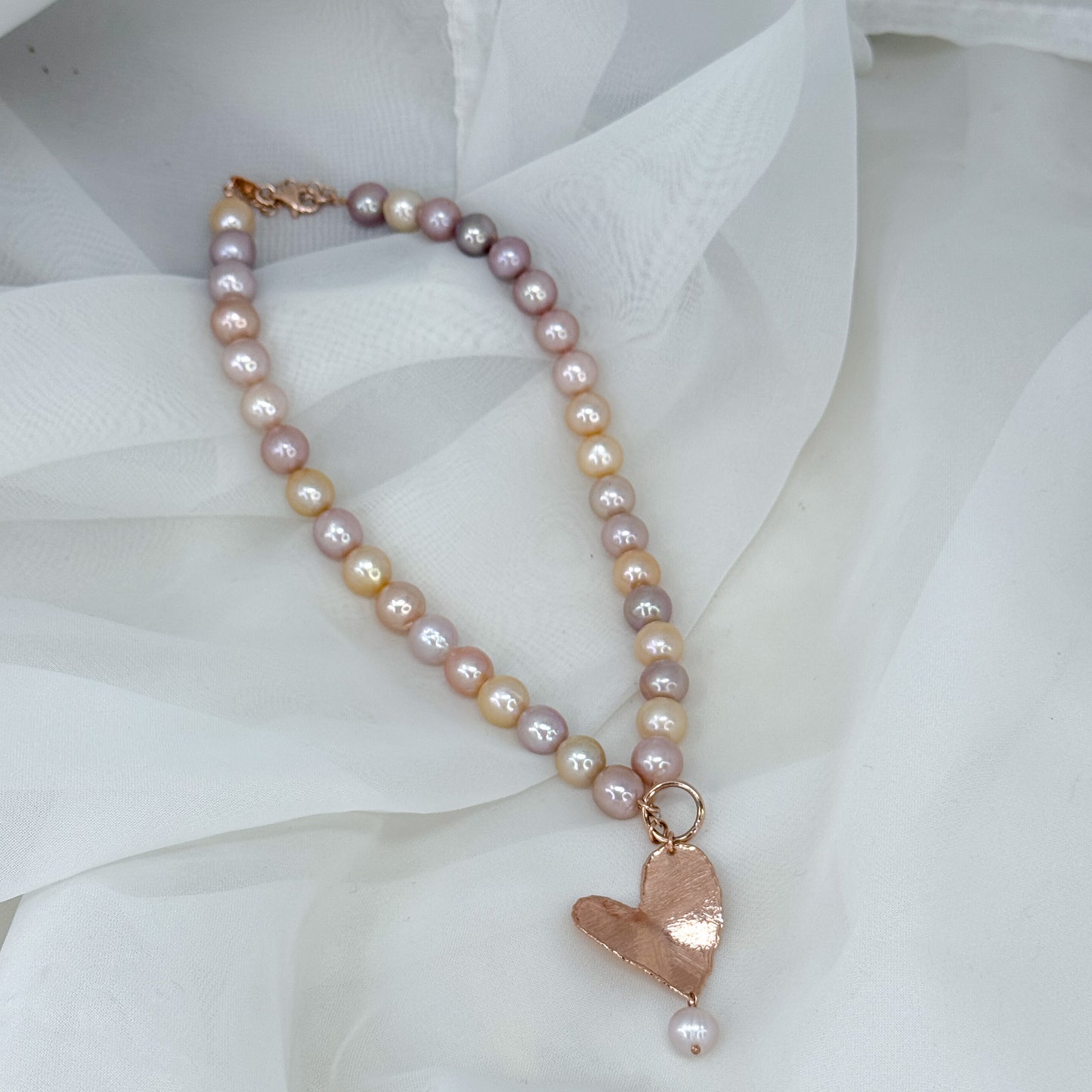 Collana perle di burro cm 40 con perle tonde rosa e lilla con cuore foglia graffiato - Lumiere Bijoux