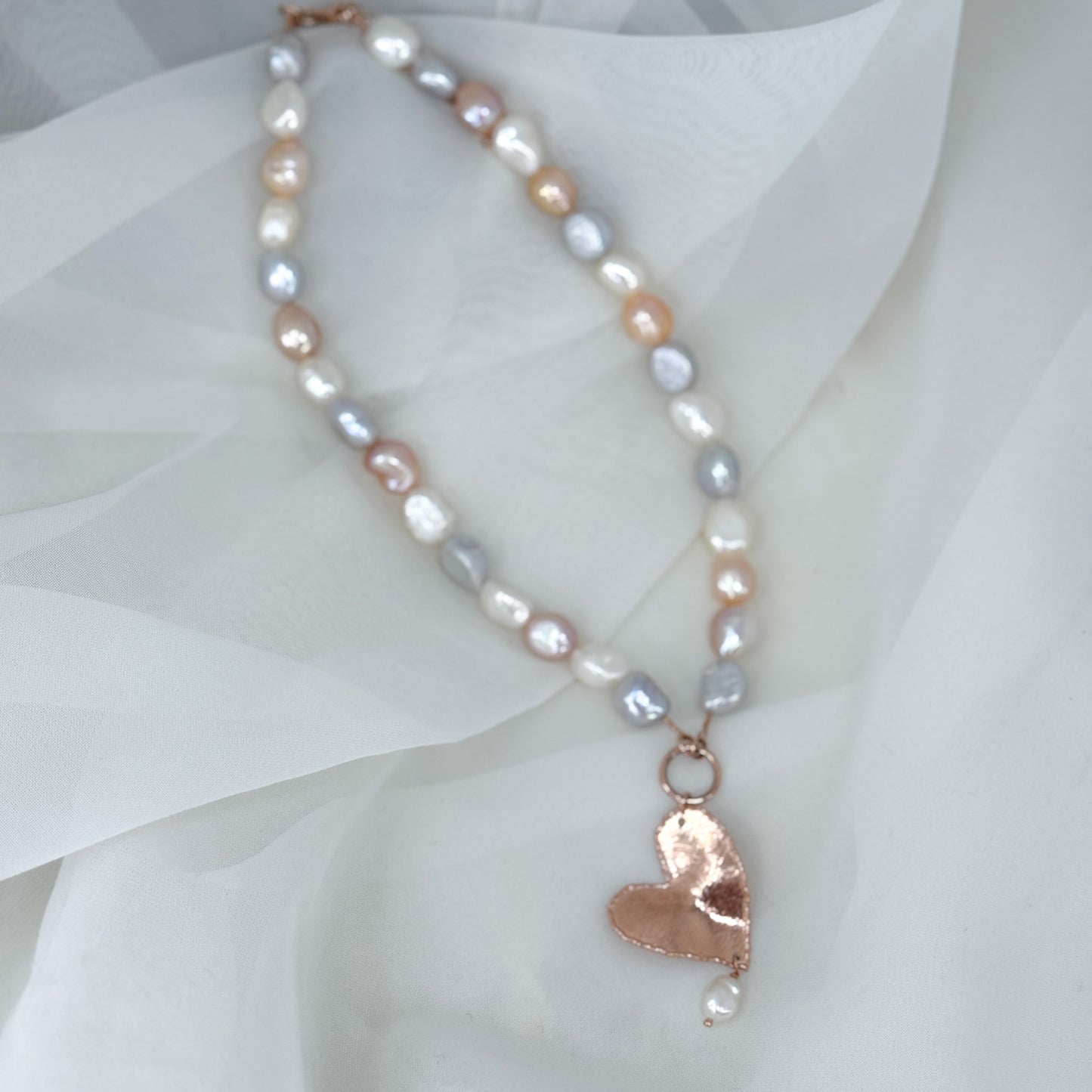 Collana perle di burro cm 40cm con perle sassetto rosa bianche e grigie con cuore foglia satinato - Lumiere Bijoux