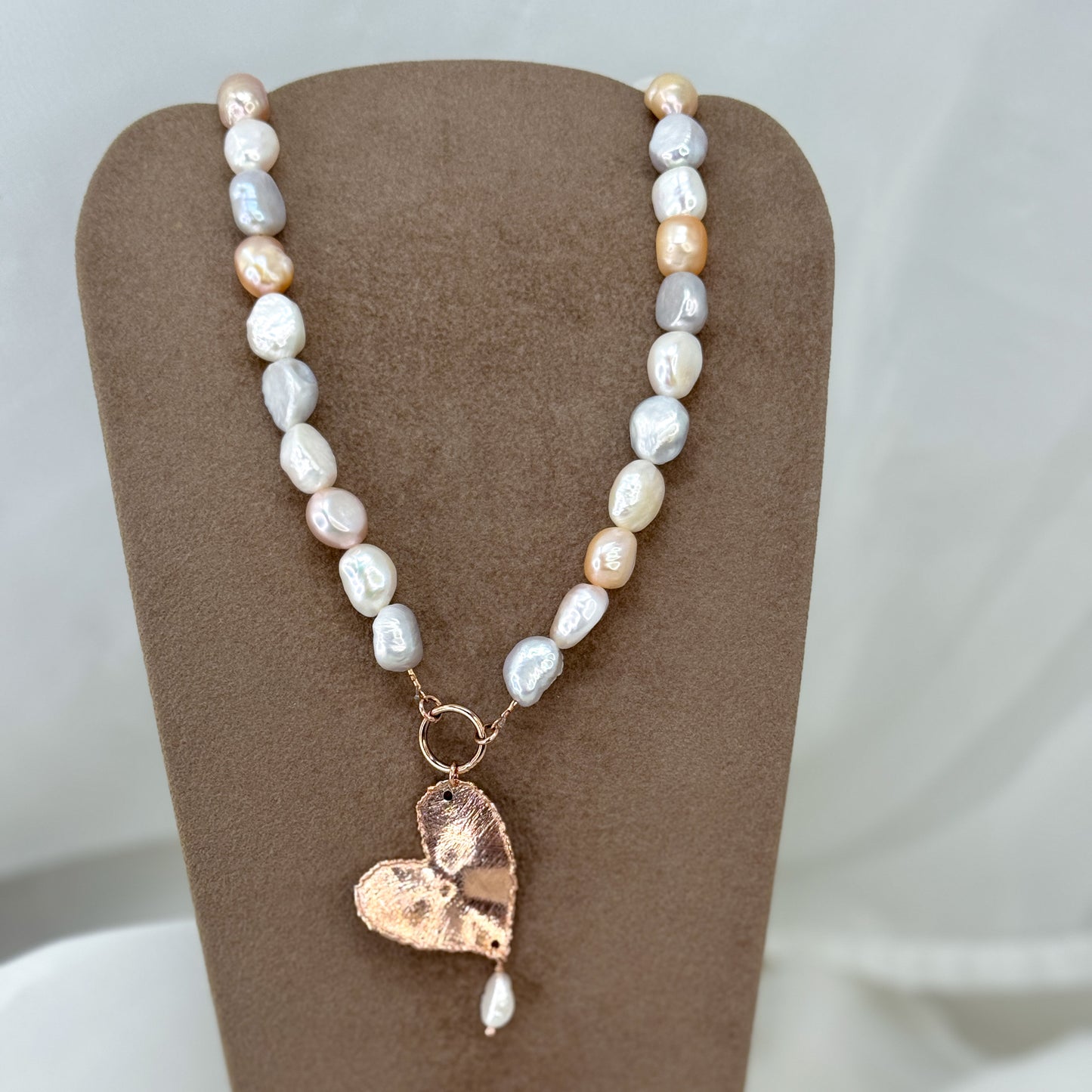 Collana perle di burro cm 40cm con perle sassetto rosa bianche e grigie con cuore foglia satinato - Lumiere Bijoux