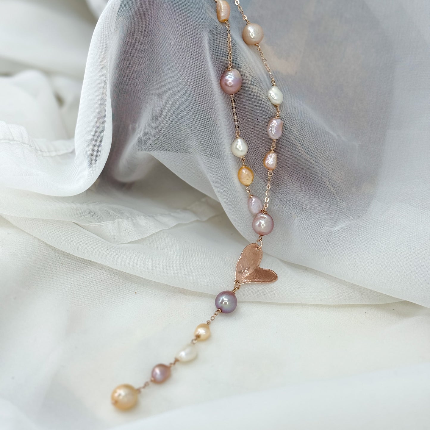 Collana rosario perle di butto con cuore foglia satinato - Lumiere Bijoux