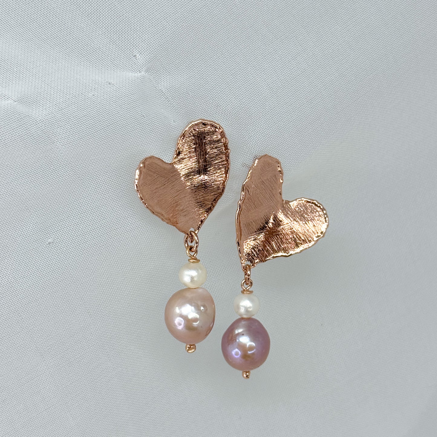 Coppia orecchini con cuore foglia graffiato e perle rosa pendenti - Lumiere Bijoux