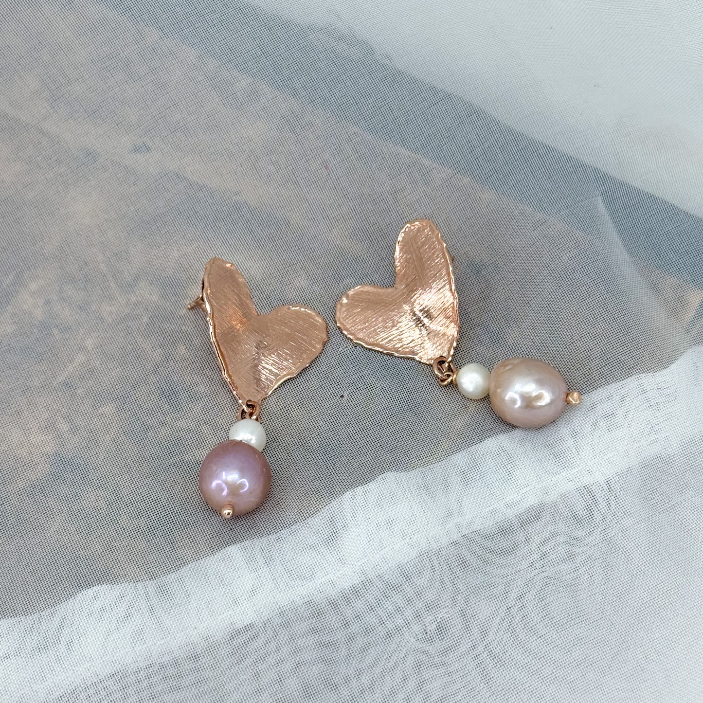 Coppia orecchini con cuore foglia graffiato e perle rosa pendenti - Lumiere Bijoux