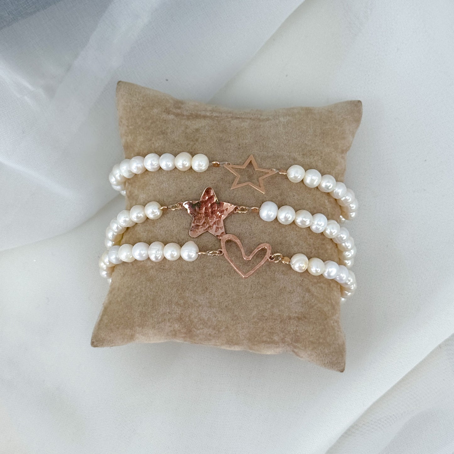 Bracciale perle bianche con soggetto in linea - Lumiere Bijoux