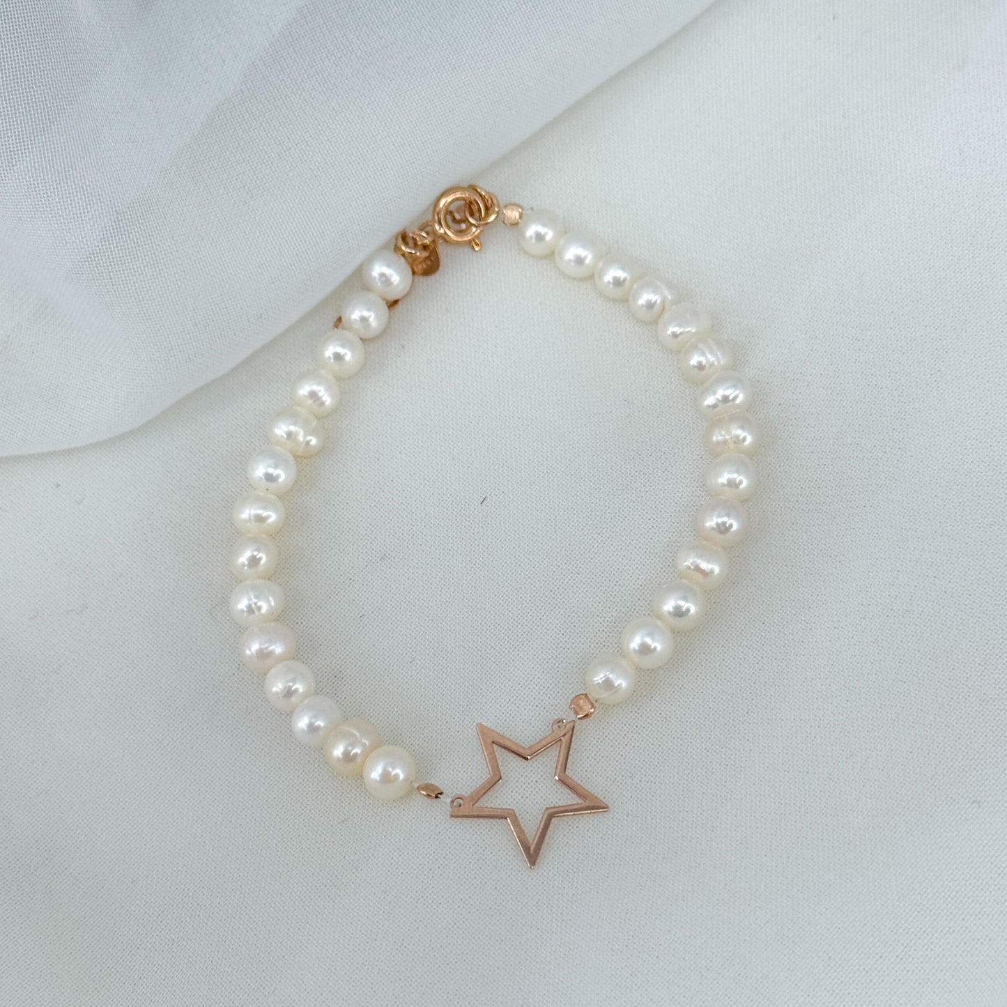 Bracciale perle bianche con soggetto in linea - Lumiere Bijoux