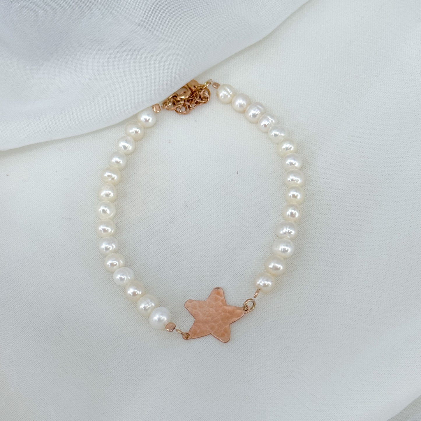 Bracciale perle bianche con soggetto in linea - Lumiere Bijoux