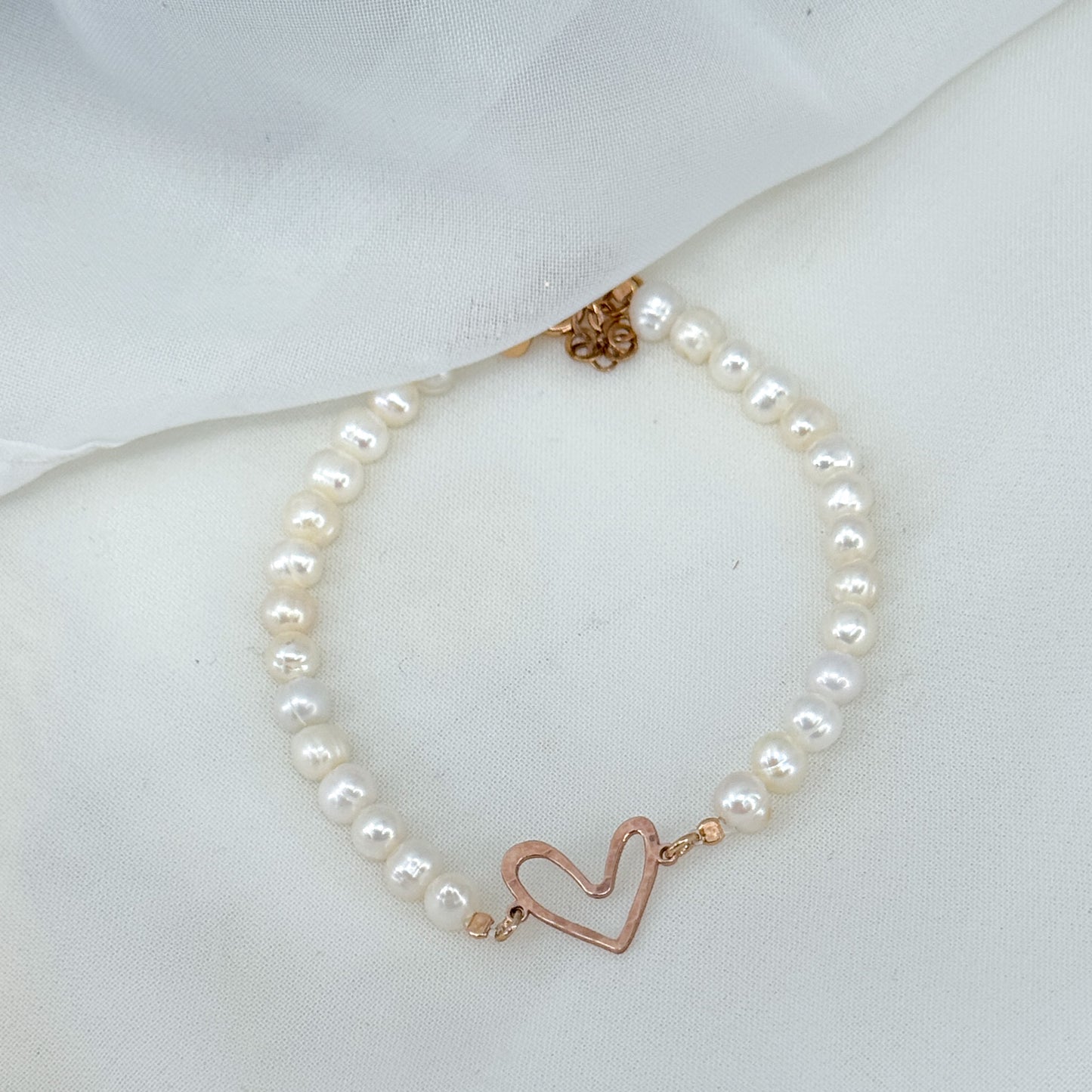 Bracciale perle bianche con soggetto in linea - Lumiere Bijoux