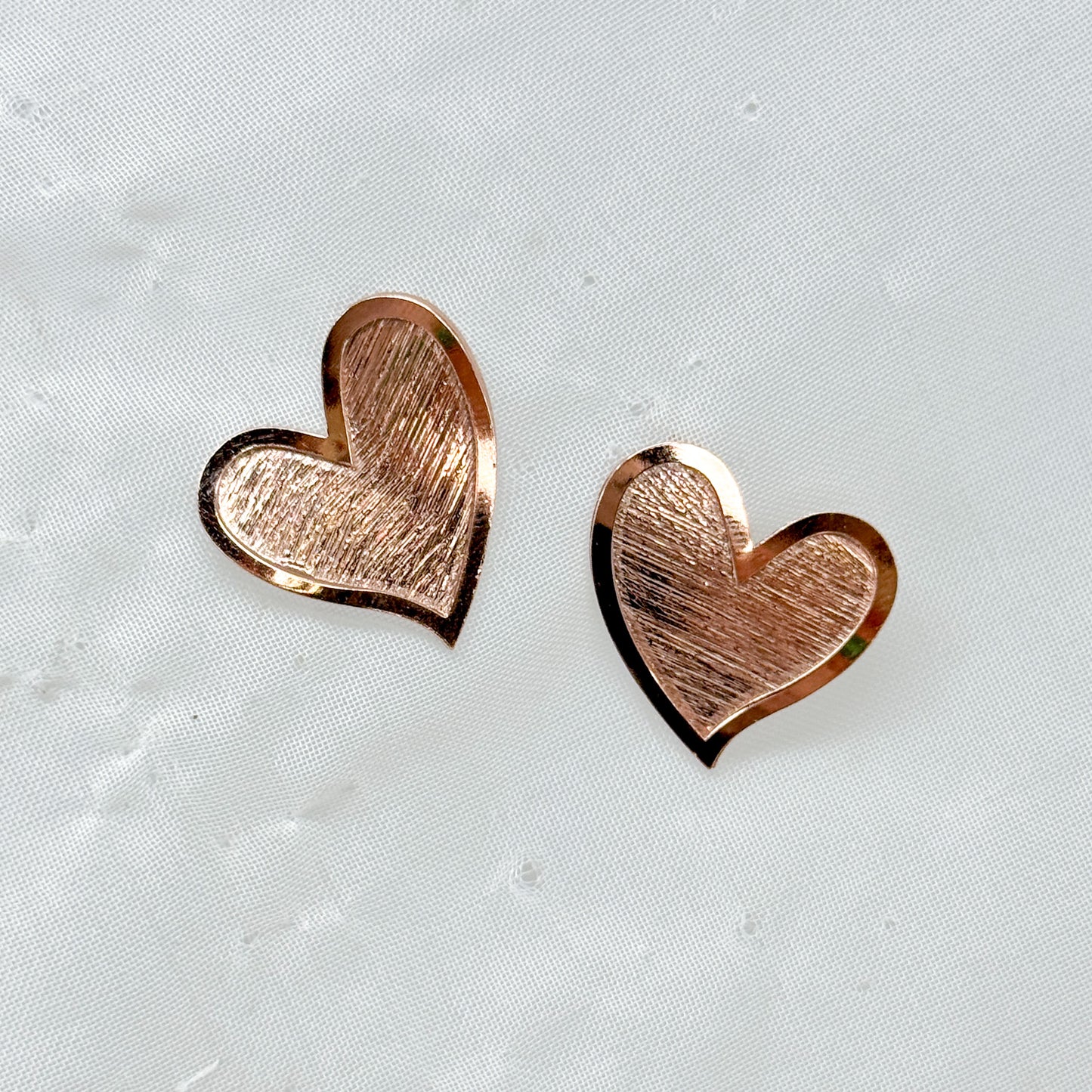 Coppia orecchini lobo cuore satinato con bordo liscio - Lumiere Bijoux