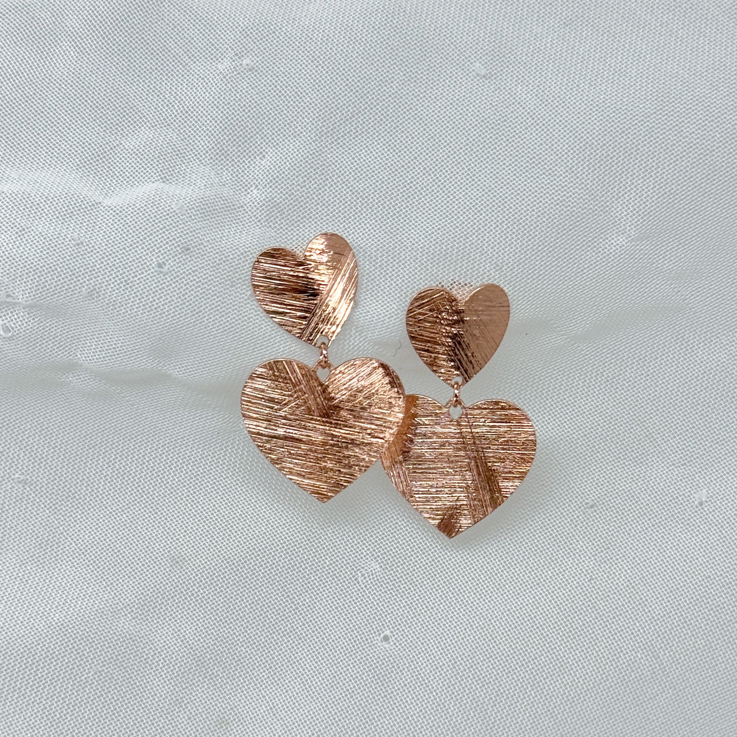 Coppia orecchini pendenti con doppio cuore satinato - Lumiere Bijoux