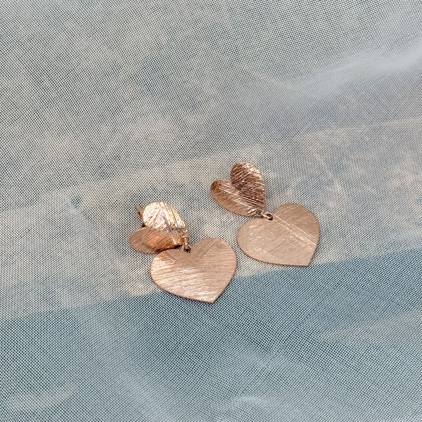 Coppia orecchini pendenti con doppio cuore satinato - Lumiere Bijoux