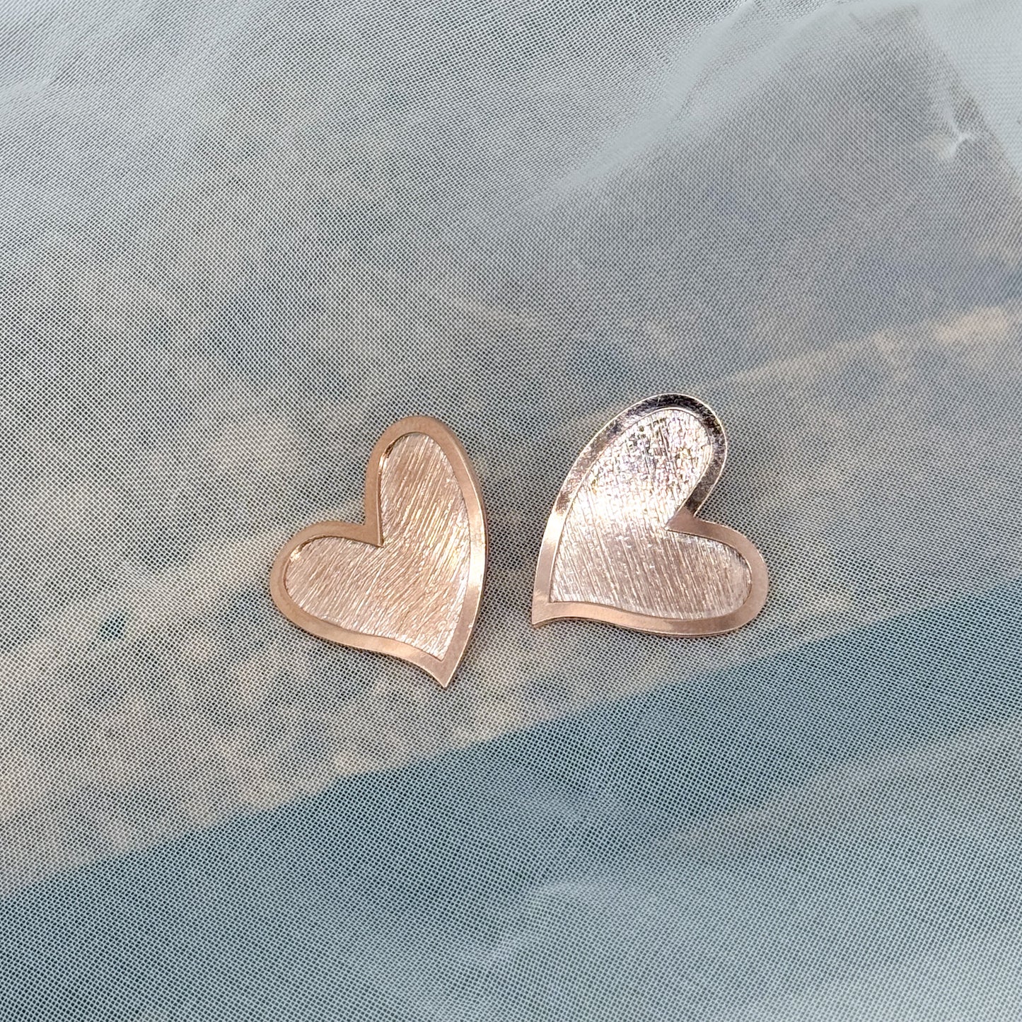 Coppia orecchini lobo cuore satinato con bordo liscio - Lumiere Bijoux