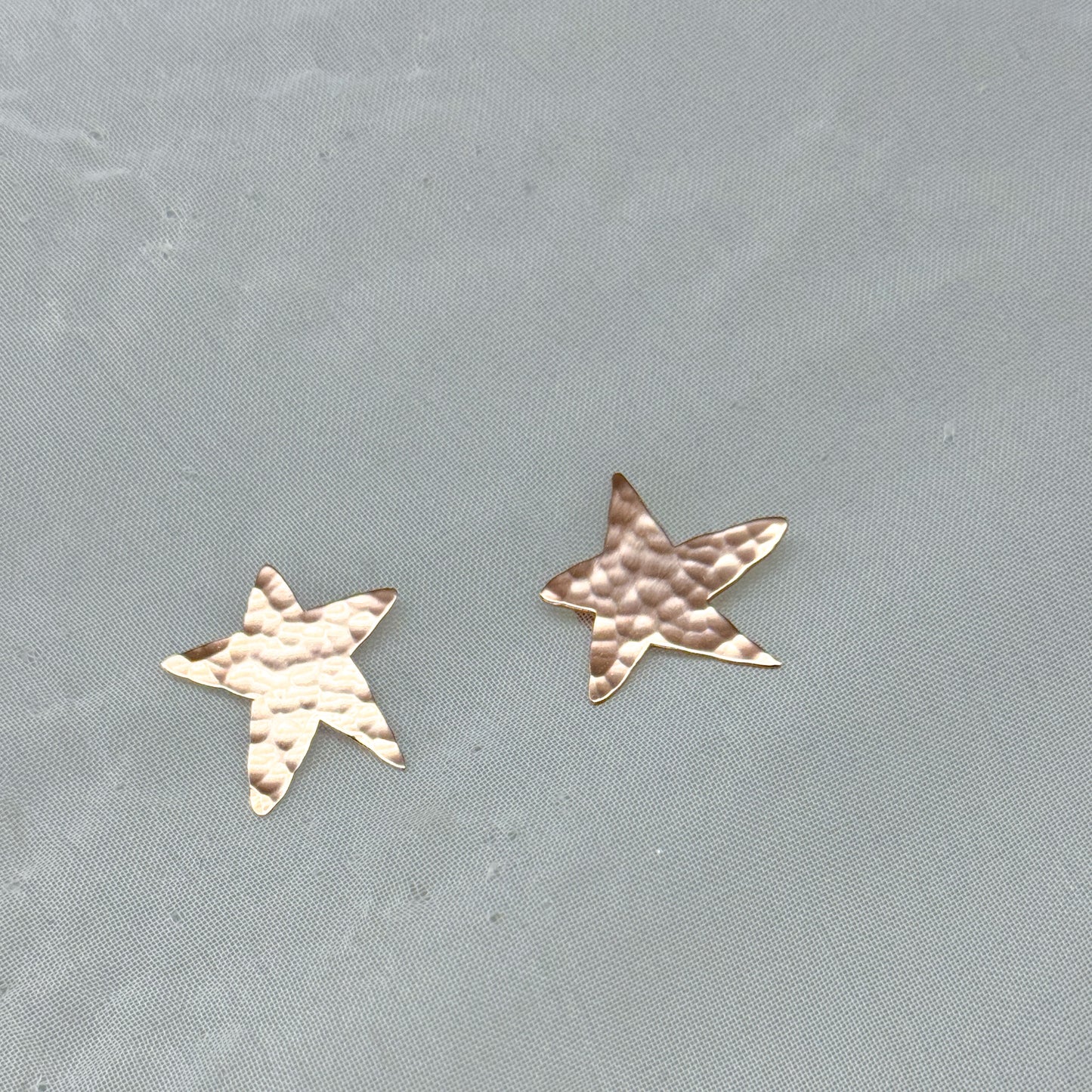 Coppia orecchini lobo stelle asimmetriche battute - Lumiere Bijoux