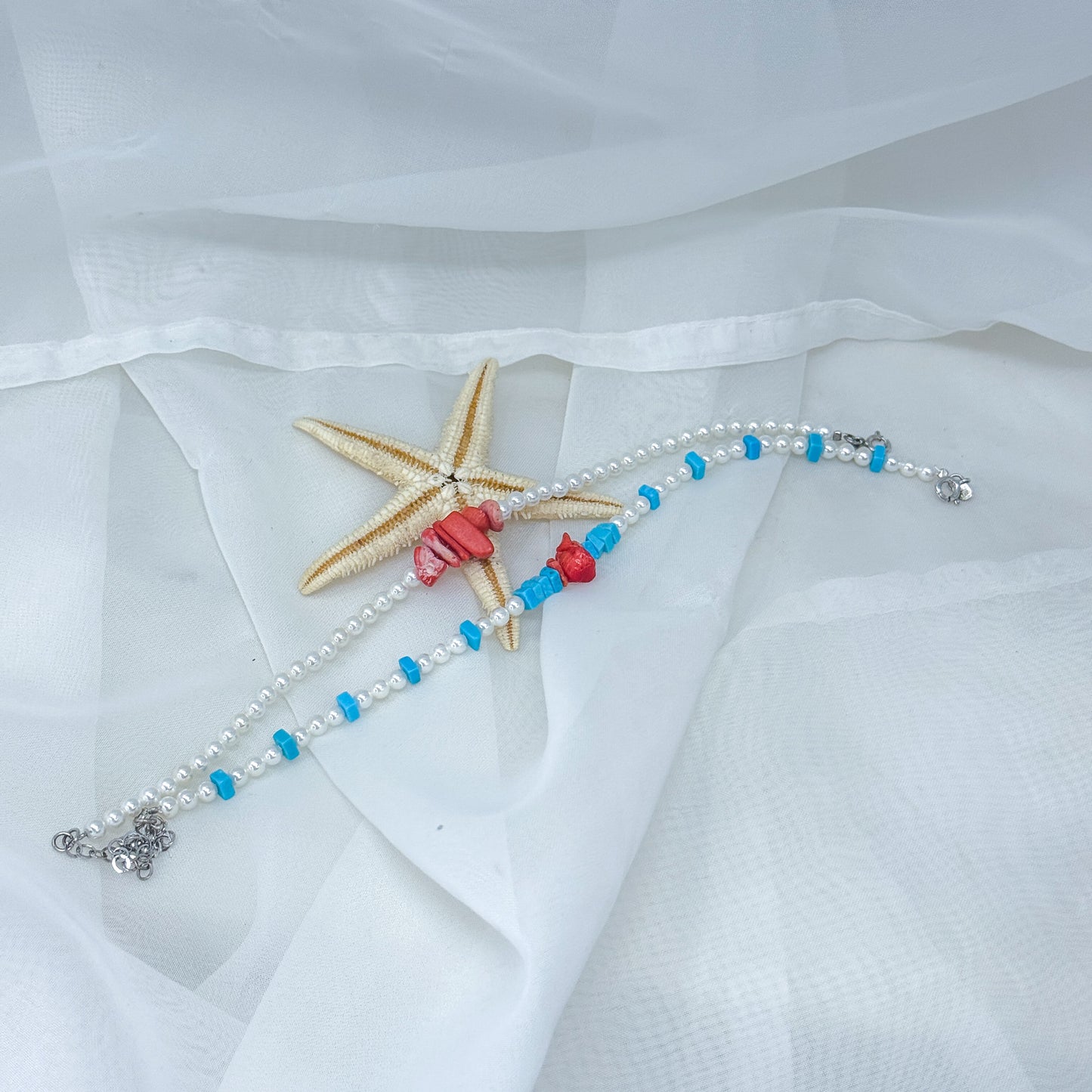 Cavigliera perle tonde sintetiche con corallo e/o turchese cm 21 base argento rodio - Lumiere Bijoux