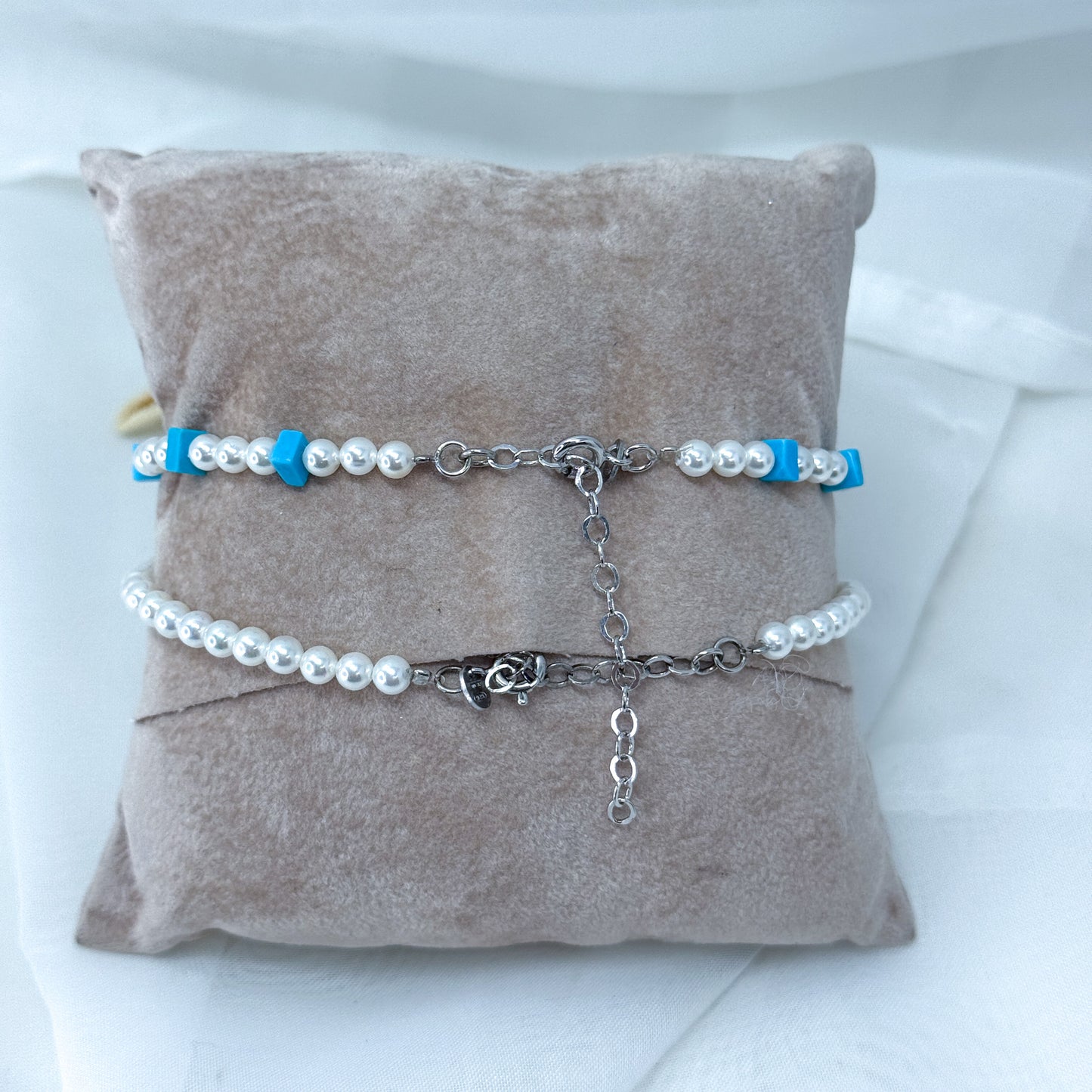 Cavigliera perle tonde sintetiche con corallo e/o turchese cm 21 base argento rodio - Lumiere Bijoux