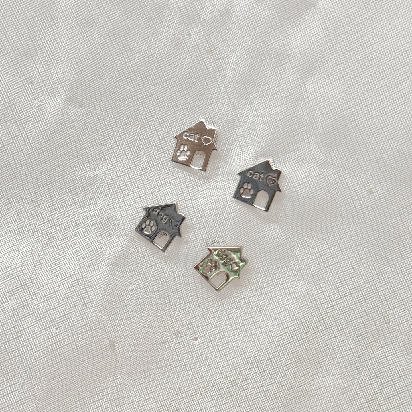 Coppia orecchini a lobo a forma di casetta con zampetta - Lumiere Bijoux