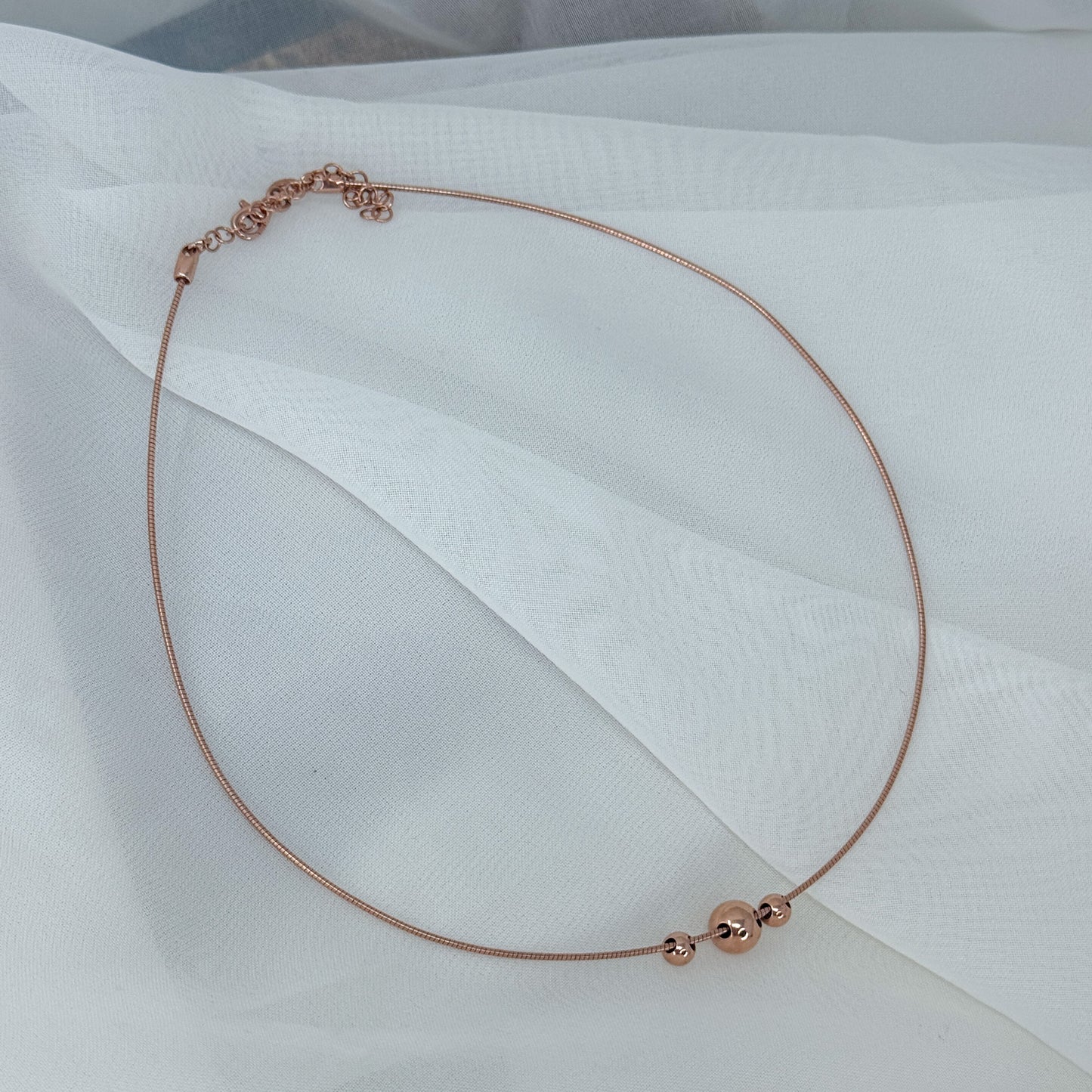Collana semirigida con tre sfere centrali in argento rosé - Lumiere Bijoux