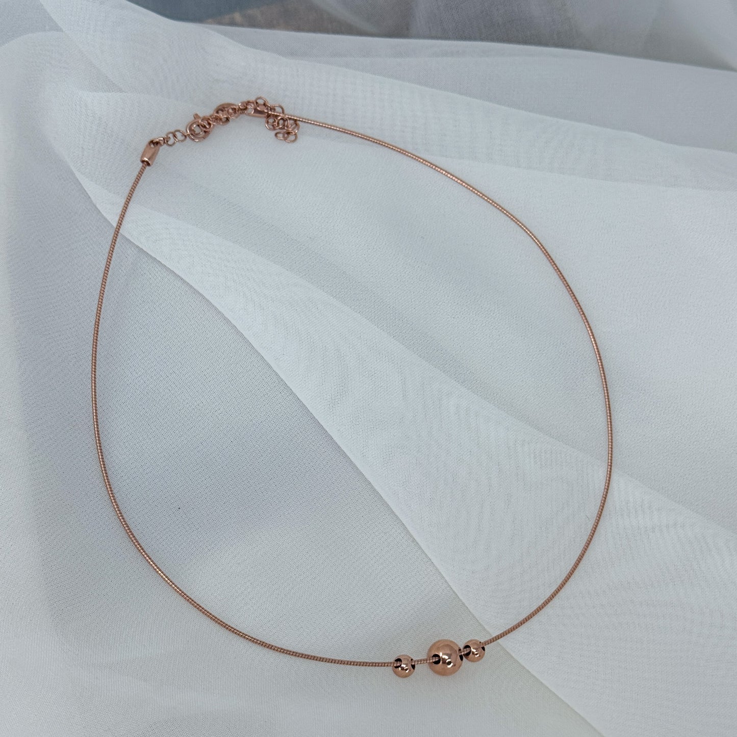 Collana semirigida con tre sfere centrali in argento rosé - Lumiere Bijoux