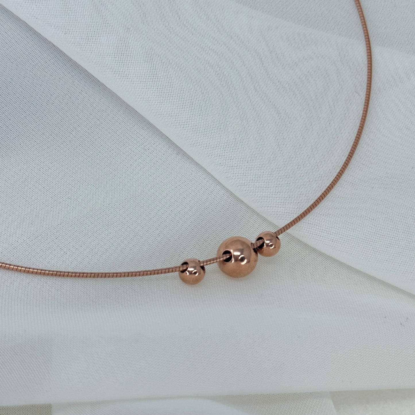 Collana semirigida con tre sfere centrali in argento rosé - Lumiere Bijoux