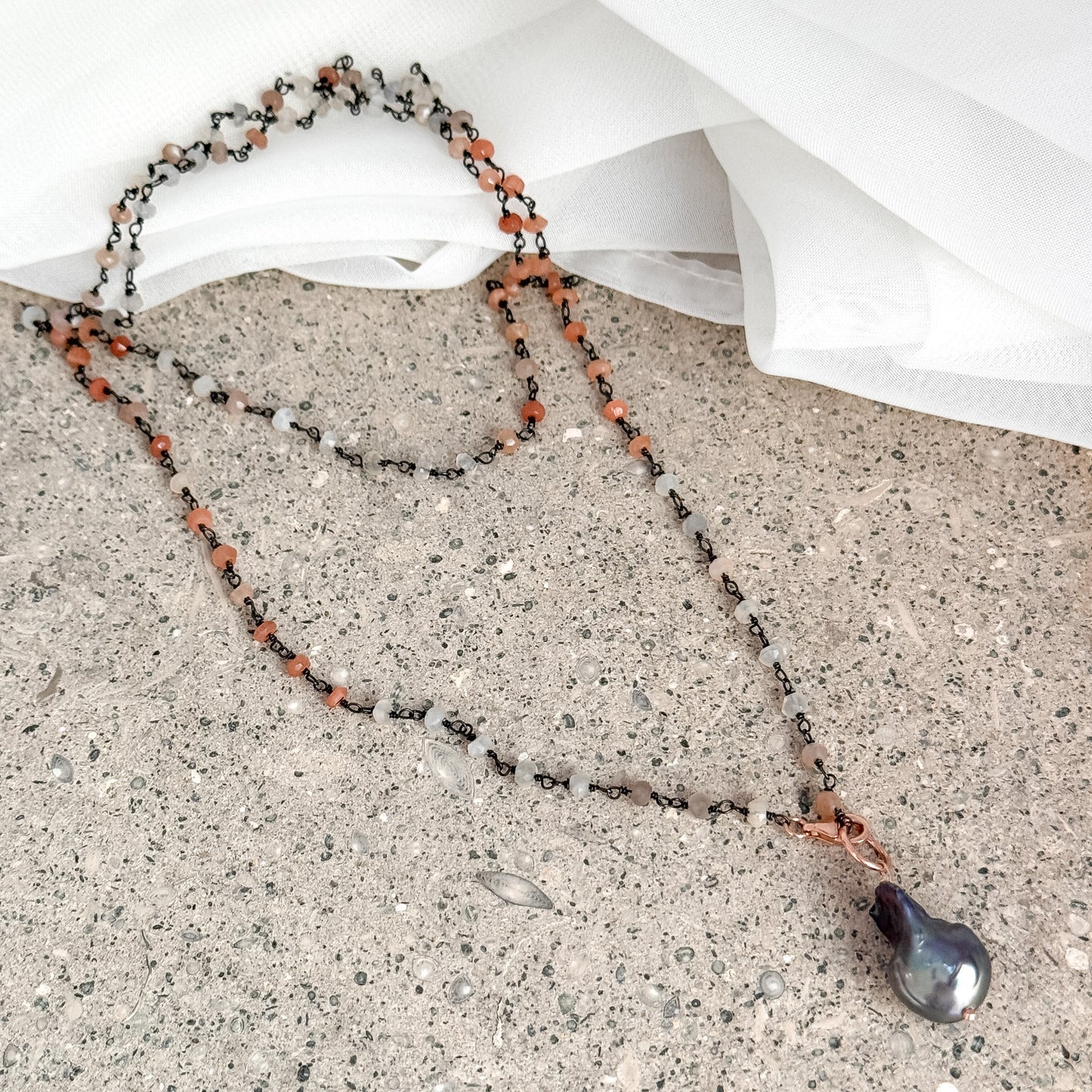 Collana lunga trasformabile cm 75 argento rutenio pietra di luna con perla barocca nera pendente - Lumiere Bijoux