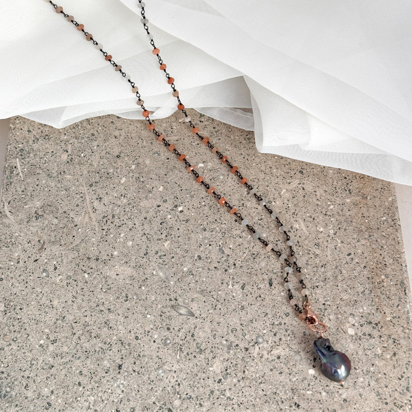 Collana lunga trasformabile cm 75 argento rutenio pietra di luna con perla barocca nera pendente - Lumiere Bijoux