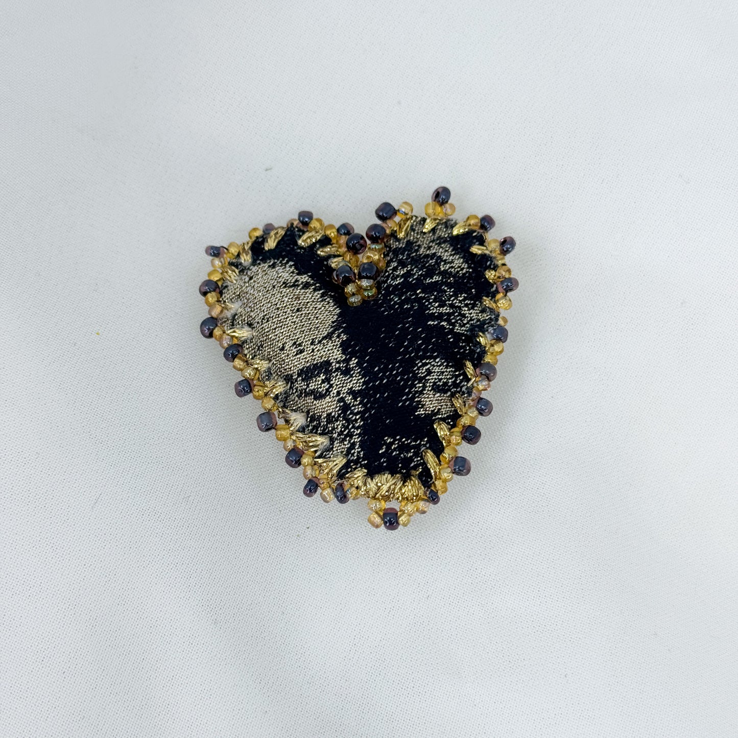 Spilla a cuore in tessuto e perline - Lumiere Bijoux