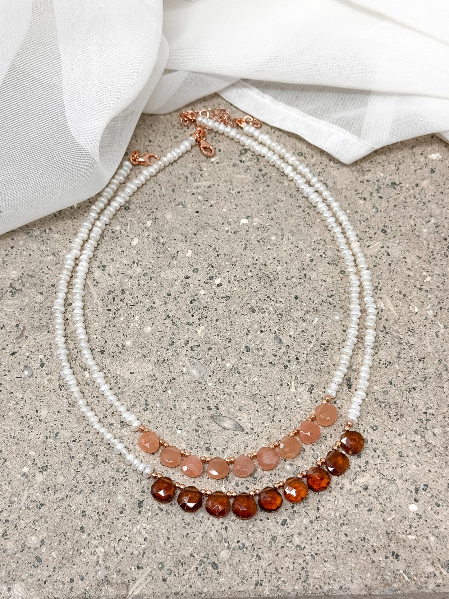 Collana SPIRITUAL con perle conchiglia irregolari e pietre cm 36 - Lumiere Bijoux