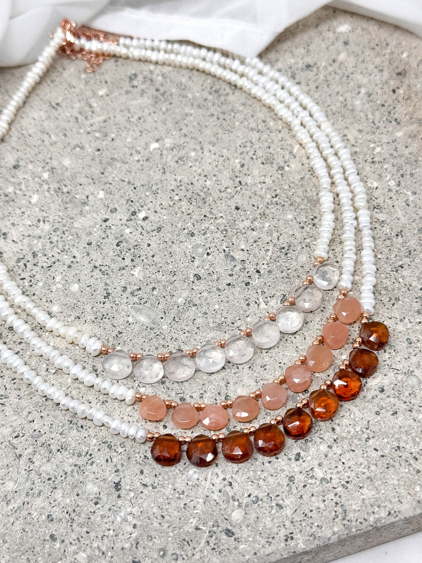Collana SPIRITUAL con perle conchiglia irregolari e pietre cm 36 - Lumiere Bijoux