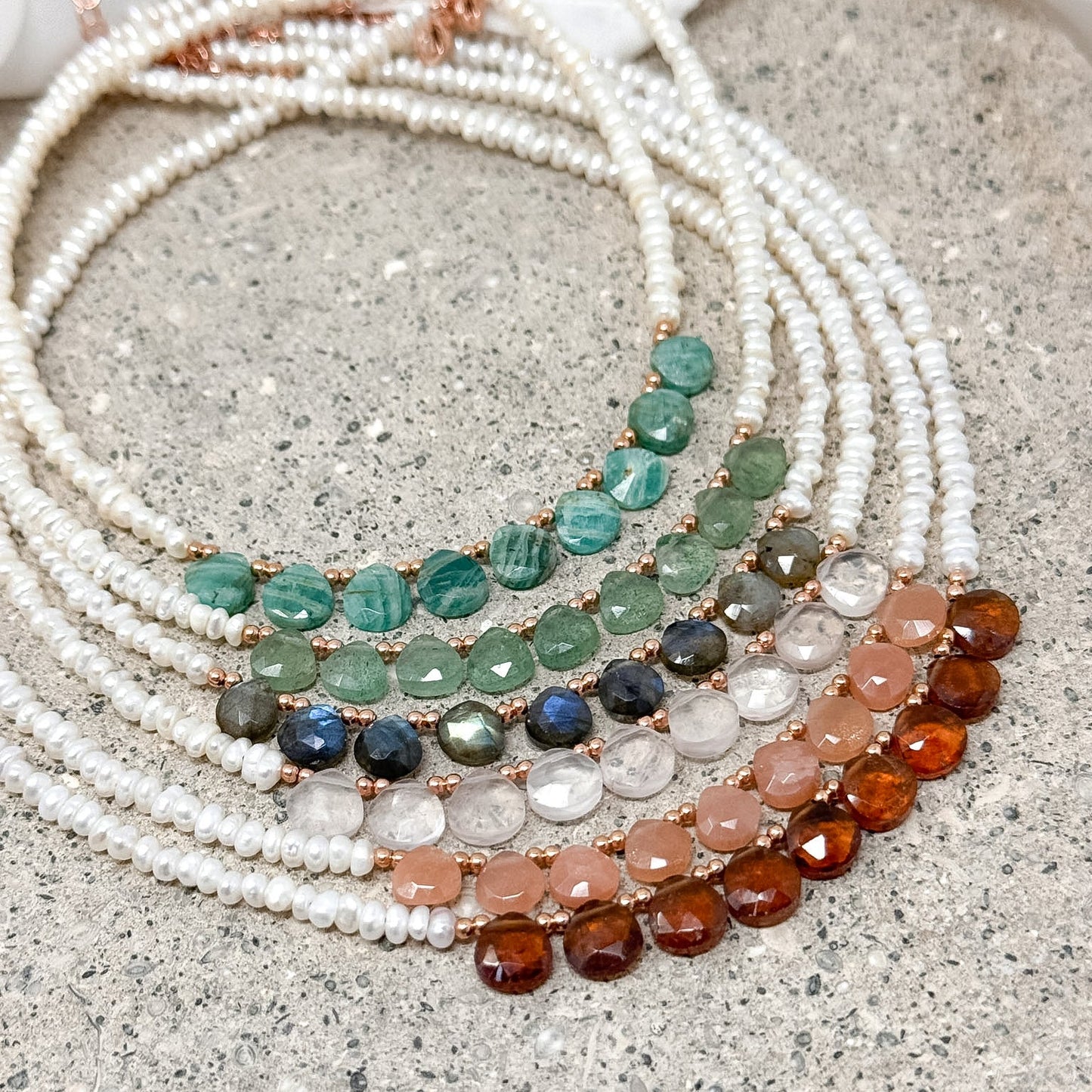 Collana SPIRITUAL con perle conchiglia irregolari e pietre cm 36 - Lumiere Bijoux