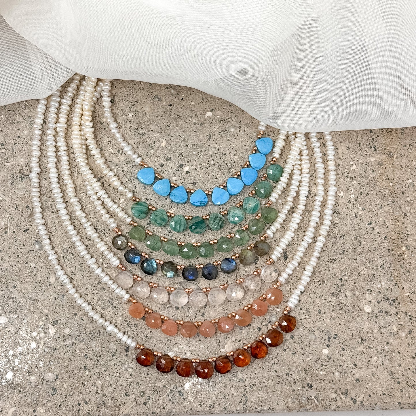 Collana SPIRITUAL con perle conchiglia irregolari e pietre cm 36 - Lumiere Bijoux