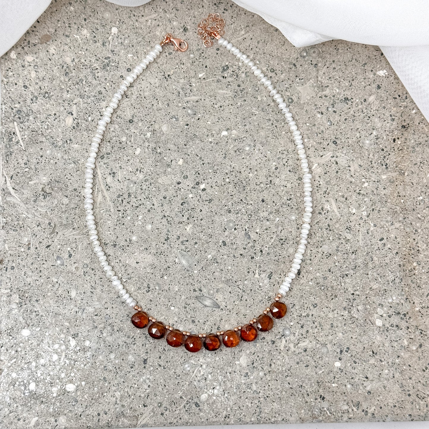 Collana SPIRITUAL con perle conchiglia irregolari e pietre cm 36 - Lumiere Bijoux