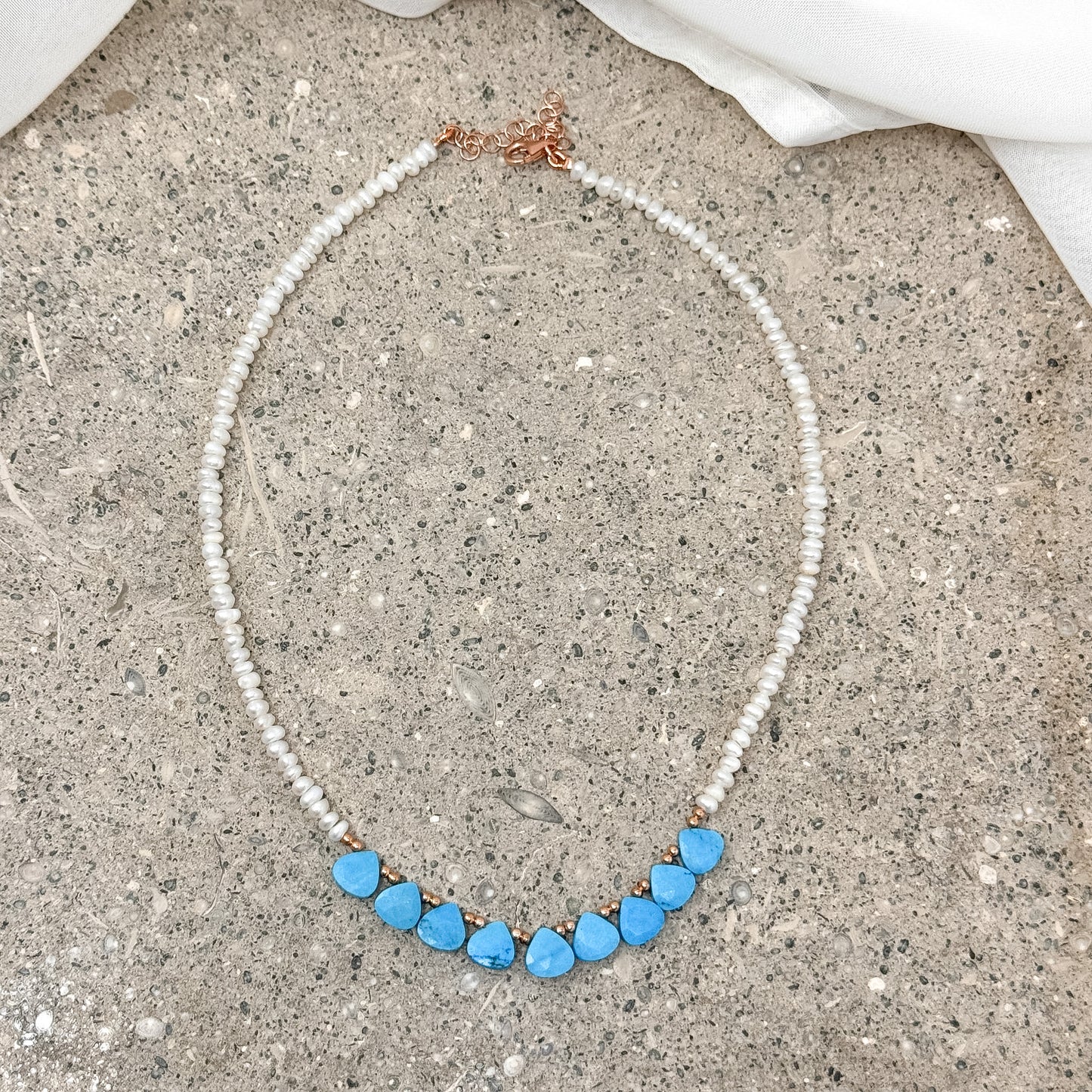 Collana SPIRITUAL con perle conchiglia irregolari e pietre cm 36 - Lumiere Bijoux