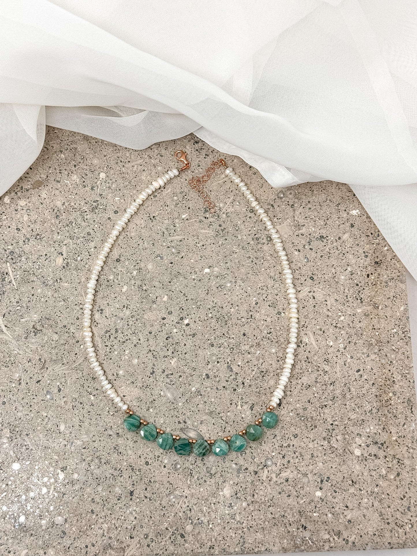 Collana SPIRITUAL con perle conchiglia irregolari e pietre cm 36 - Lumiere Bijoux