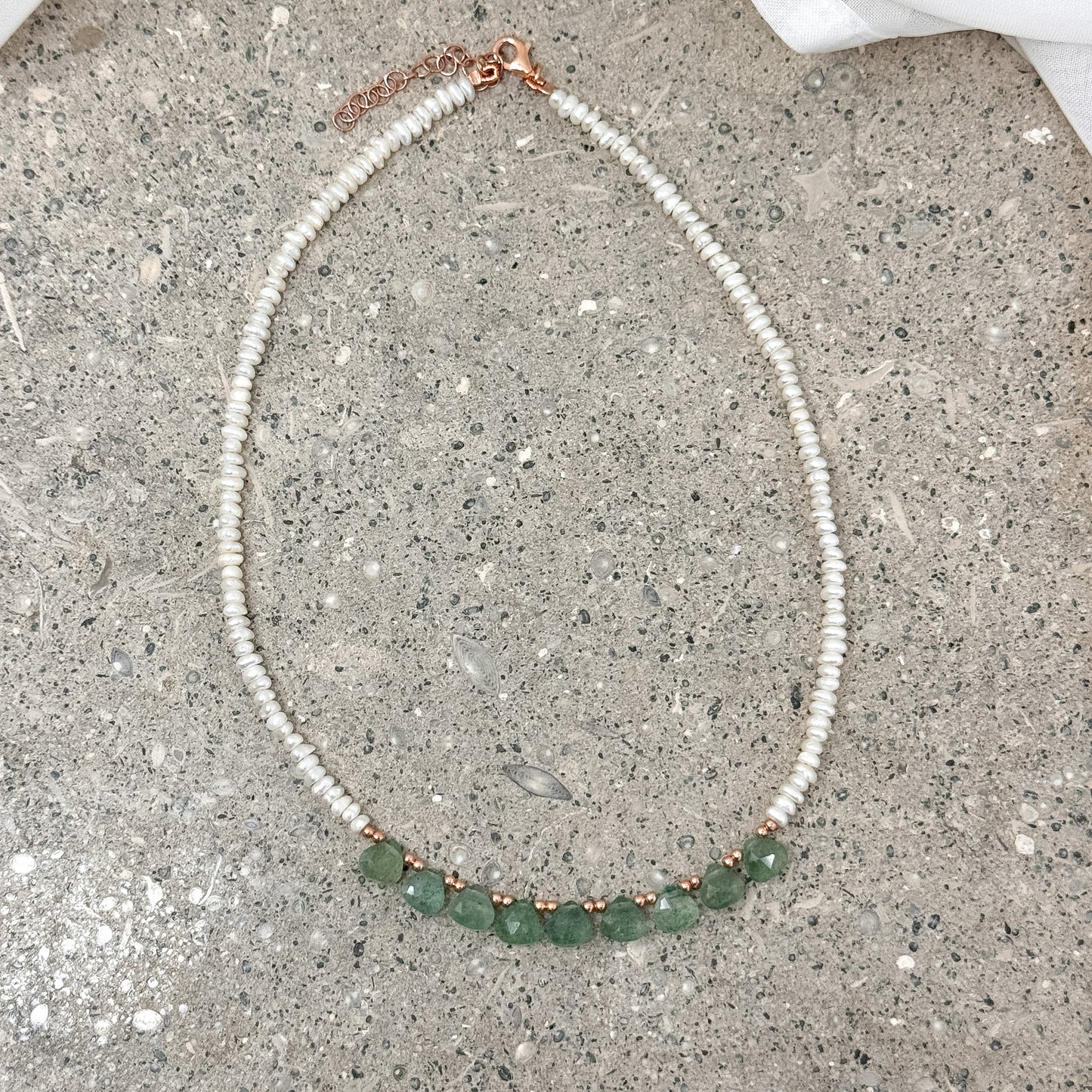 Collana SPIRITUAL con perle conchiglia irregolari e pietre cm 36 - Lumiere Bijoux