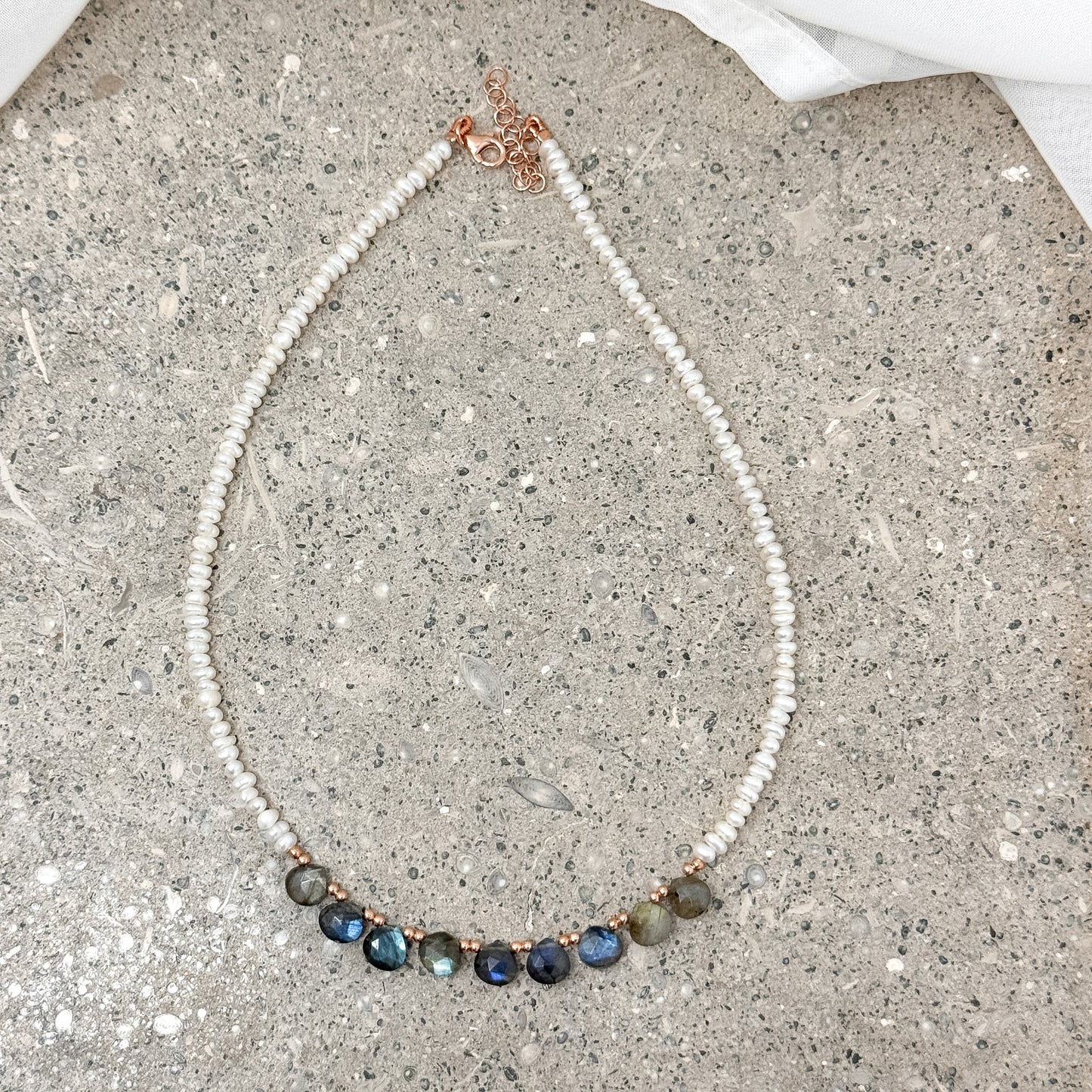 Collana SPIRITUAL con perle conchiglia irregolari e pietre cm 36 - Lumiere Bijoux